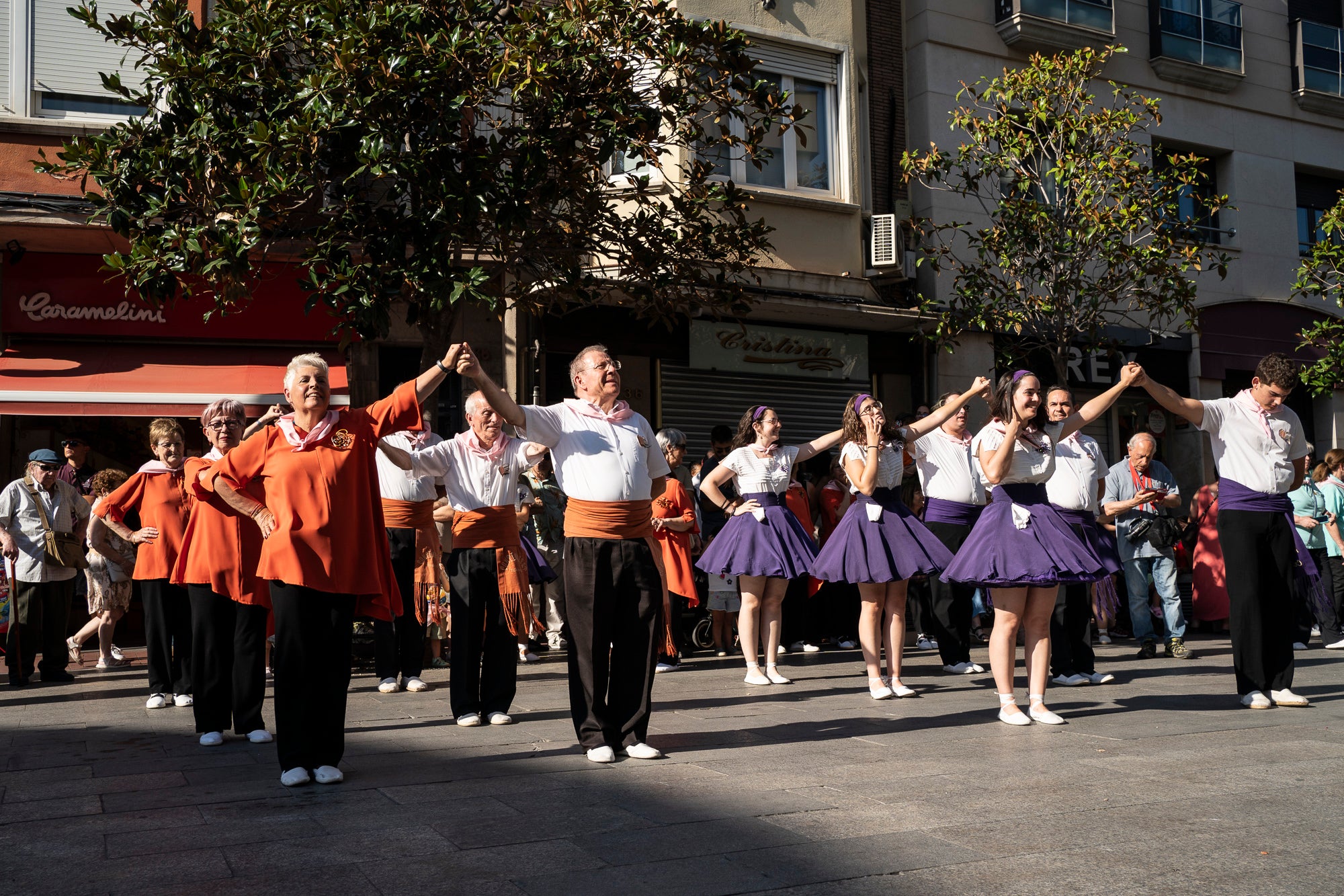Els carrers de Terrassa han tornat a acollir la Cercavila de Festa Major, la mostra de cultura popular i tradicional catalana de la ciutat. Enguany, l'acte ha comptat amb la presència de totes les colles protocol·làries; el Drac de Terrassa, els Geganters de Terrassa, Nans i Capgrossos de Terrassa, l'Esbart Egarenc, els Bastoners de Terrassa, els Minyons de Terrassa, els Castellers de Terrassa, els Diables de Terrassa i l'Àliga de Terrassa. A més, també actuat les colles sardanistes de la ciutat, les colles geganteres, les colles de diables i les colles d'imatgeria de foc, entre d'altres entitats culturals | Mireia Comas