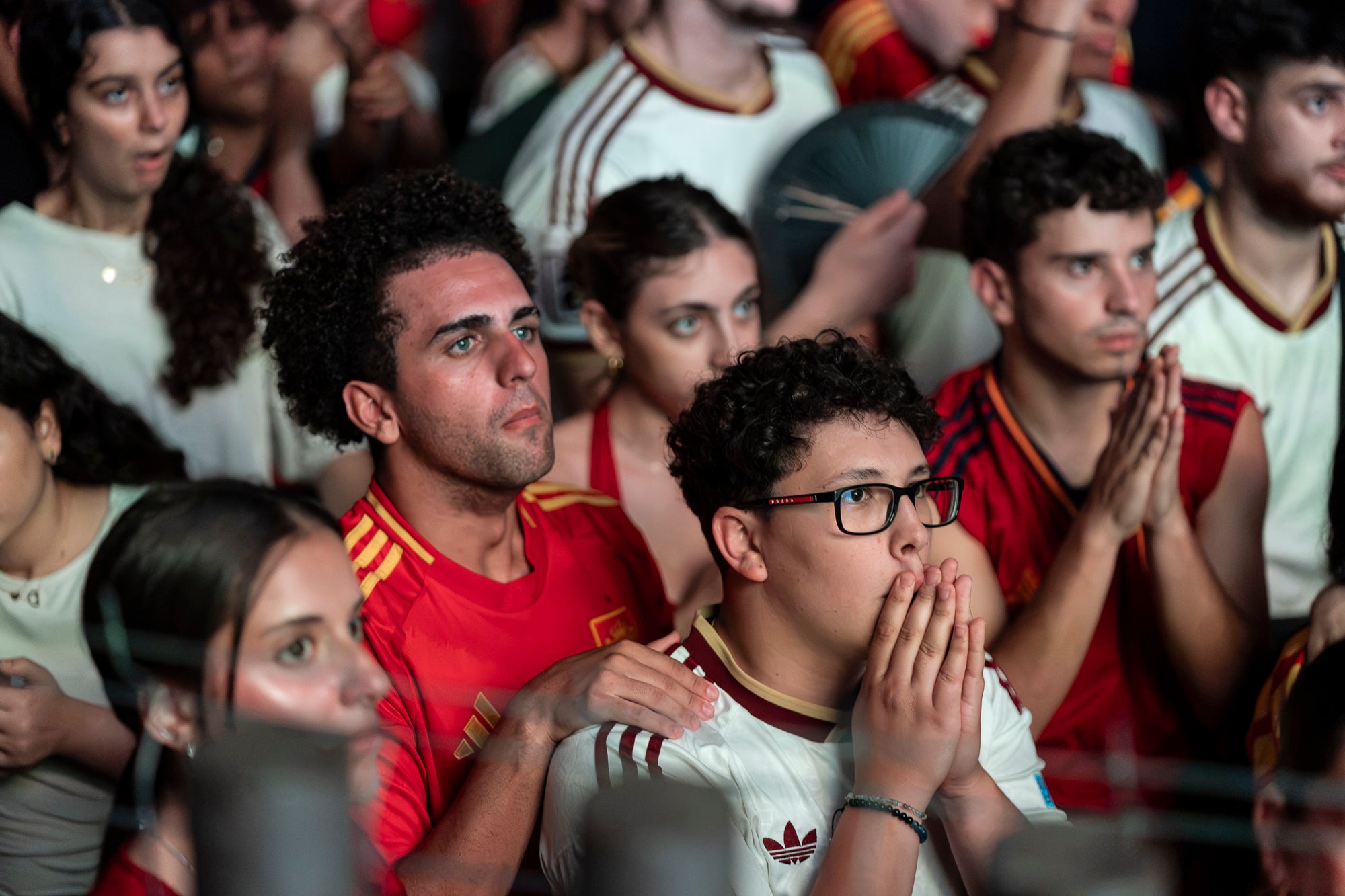 L'Espai Vela del parc de Vallparadís de Terrassa es va omplir aquest diumenge a la nit amb 8.500 aficionats per seguir en pantalla gran i animació des de l'escenari la final del Mundial de futbol a Nova York entre les seleccions d'Espanya i l'Argentina. L'emoció es va mantenir fins a la segona part de la pròrroga quan el jugador del Barça Ferran Torres va marca l'1-0 definitiu, que va donar la corona planetària a un combinat amb els terrassencs Dani Olmo i Marc Pubill. Entre els assistents també hi havia aficionats del conjunt de Messi. A causa de la calor i aquestes emocions, es van haver d'efectuar algunes evacuacions de seguidors | Mireia Comas