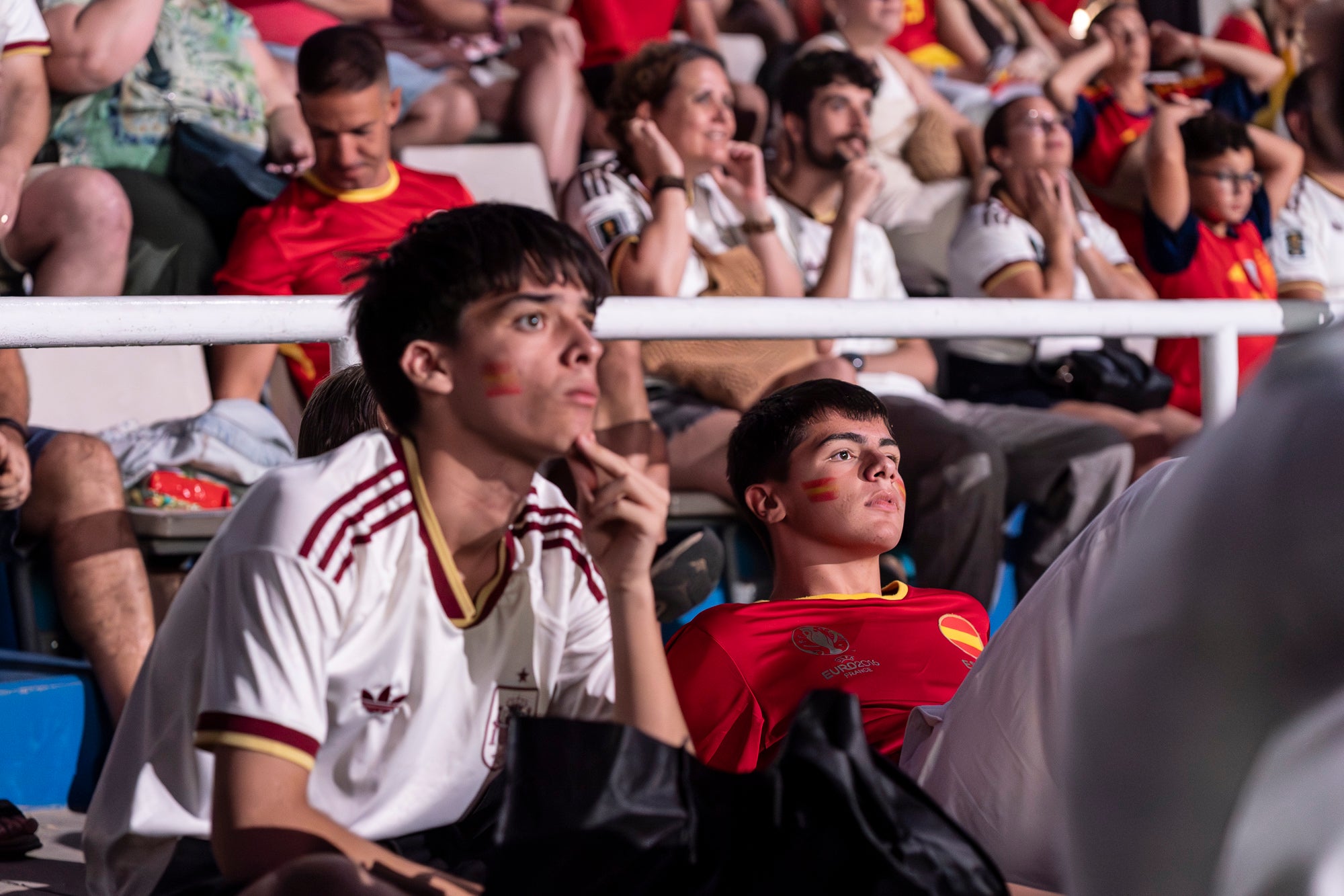 Eufòria al camp municipal de Ca N'Anglada de Terrassa per la victòria de la selecció espanyola. Desenes de persones han seguit aquest divendres a la nit en pantalla gran el partit de quarts de final del Mundial de futbol contra Bèlgica (2 a 1). Dani Olmo ha tornat a ser titular, mentre que Marc Pubill ha seguit el matx des de la banqueta. La Roja ha patit més del que s’esperava. S’ha avançat amb un gol de Fabian Ruiz (30’), però els belgues han empatat al 41. Mikel Merino ha tornat a donar el triomf amb un gol al 88 que ha desfermat l’alegria. 
