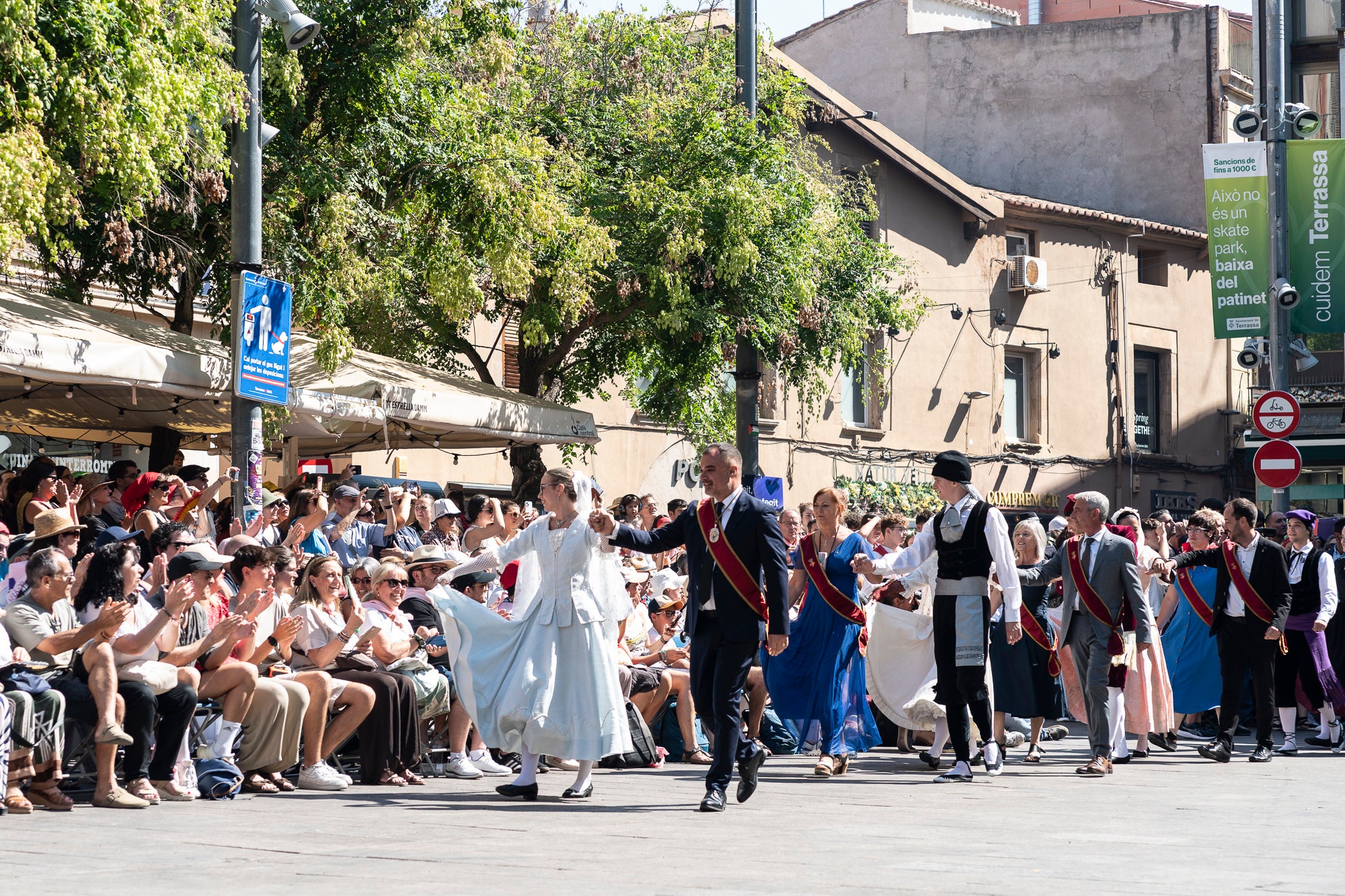 El Ball de Plaça 2026 tenia l'expectativa que ja s'ha fet amb els Protocols de la Festa Major de Terrassa actualitzats i estableix que són els grups de cultura popular els qui decideixen amb quins regidors ballen i amb quins no. El ritual ha començat aquest diumenge al matí partint el seguici de l'Ajuntament per anar cap a la missa de la catedral del Sant Esperit i sortint en acabar de l'ofici per a participar a la plaça Vella dels balls de l'Esbart Egarenc, els Nans amb els seus capgrossos, els Bastoners, el Drac, els Gegants i l'Àliga de Terrassa. Dels 27 regidors presents, tres s'han quedat sense parella però l'acte ha estat més serè que el de l'any passat | Mireia Comas