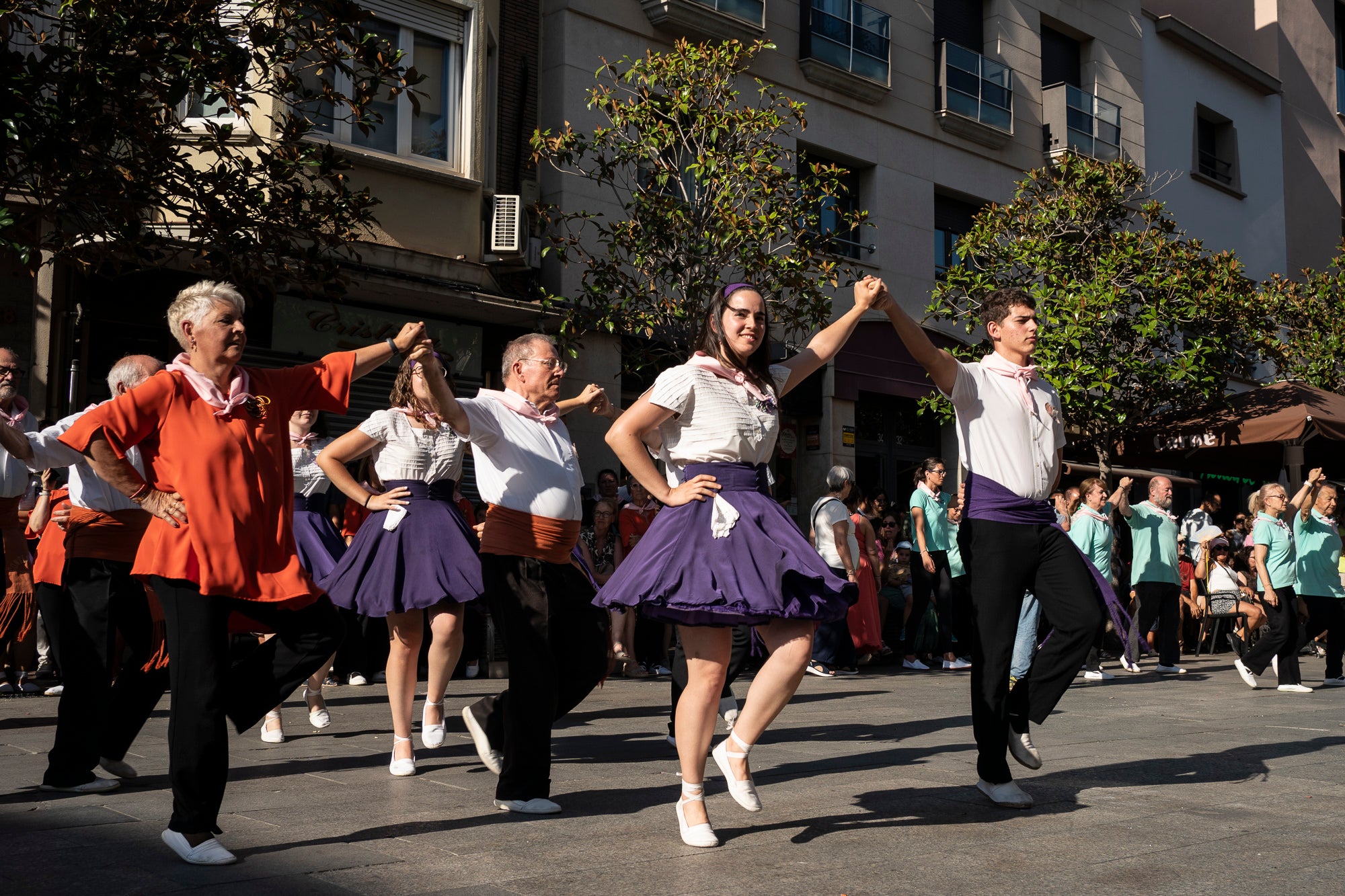 Els carrers de Terrassa han tornat a acollir la Cercavila de Festa Major, la mostra de cultura popular i tradicional catalana de la ciutat. Enguany, l'acte ha comptat amb la presència de totes les colles protocol·làries; el Drac de Terrassa, els Geganters de Terrassa, Nans i Capgrossos de Terrassa, l'Esbart Egarenc, els Bastoners de Terrassa, els Minyons de Terrassa, els Castellers de Terrassa, els Diables de Terrassa i l'Àliga de Terrassa. A més, també actuat les colles sardanistes de la ciutat, les colles geganteres, les colles de diables i les colles d'imatgeria de foc, entre d'altres entitats culturals | Mireia Comas
