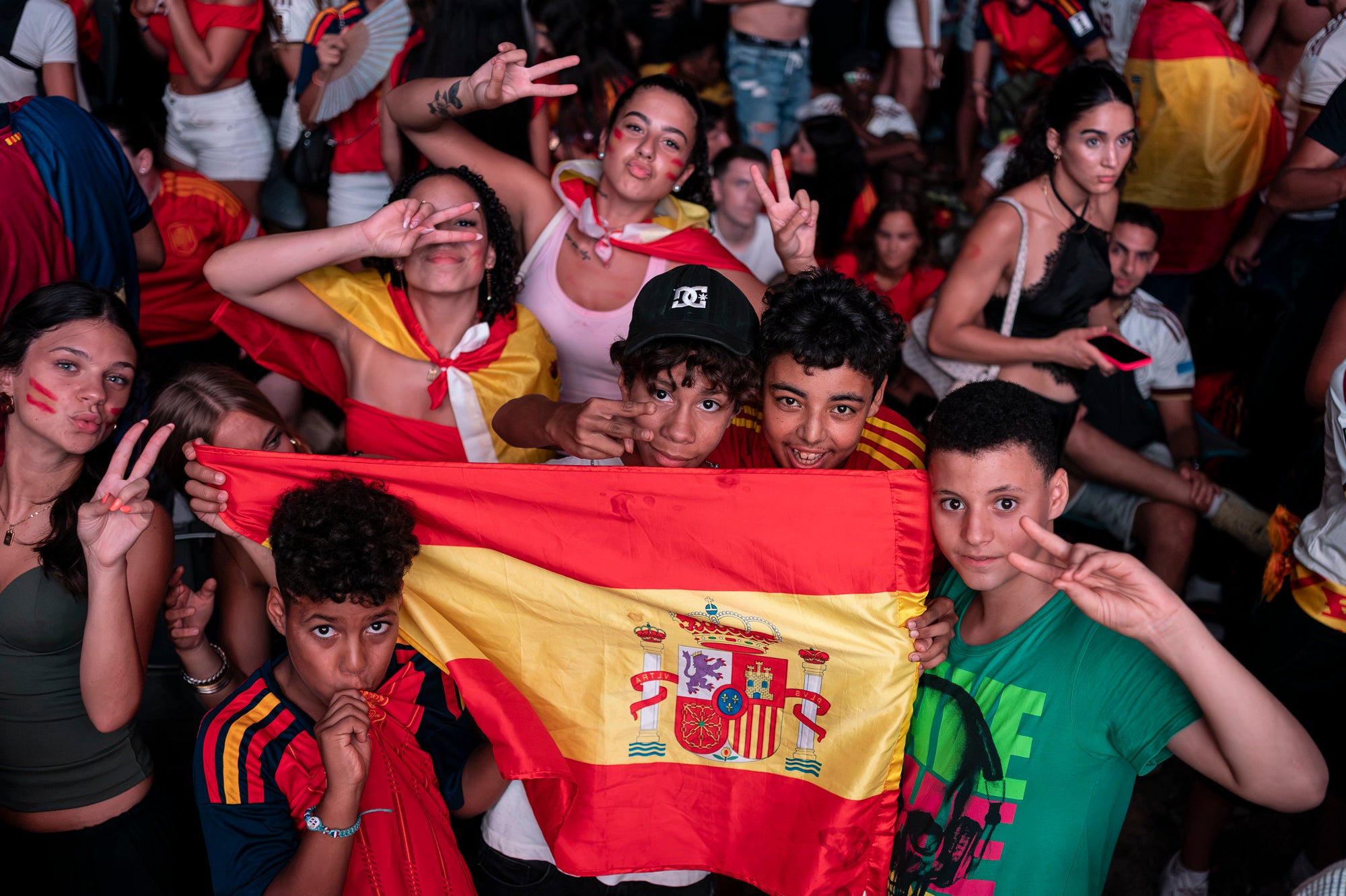 L'Espai Vela del parc de Vallparadís de Terrassa es va omplir aquest diumenge a la nit amb 8.500 aficionats per seguir en pantalla gran i animació des de l'escenari la final del Mundial de futbol a Nova York entre les seleccions d'Espanya i l'Argentina. L'emoció es va mantenir fins a la segona part de la pròrroga quan el jugador del Barça Ferran Torres va marca l'1-0 definitiu, que va donar la corona planetària a un combinat amb els terrassencs Dani Olmo i Marc Pubill. Entre els assistents també hi havia aficionats del conjunt de Messi. A causa de la calor i aquestes emocions, es van haver d'efectuar algunes evacuacions de seguidors | Mireia Comas