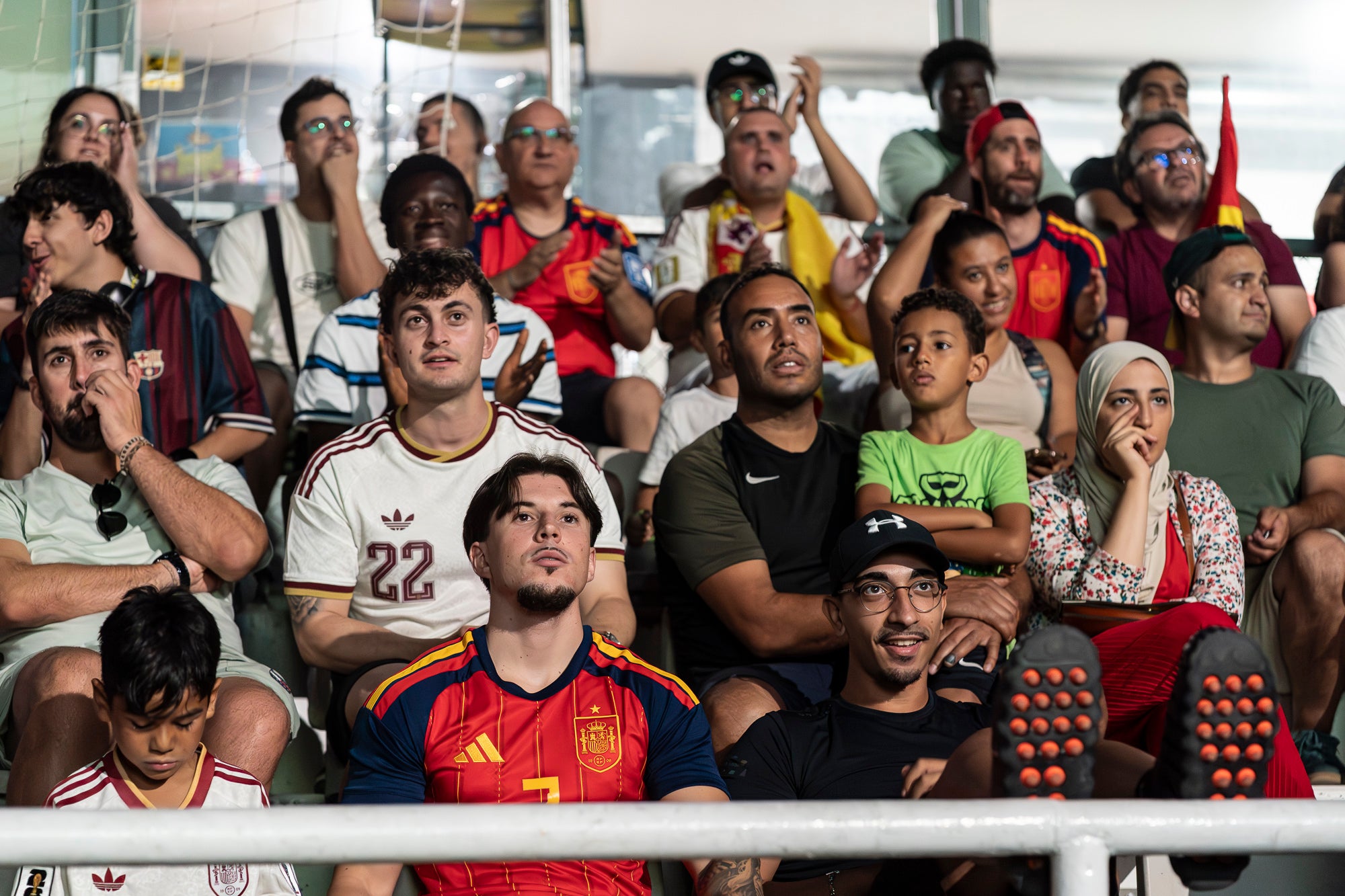 Eufòria al camp municipal de Ca N'Anglada de Terrassa per la victòria de la selecció espanyola. Desenes de persones han seguit aquest divendres a la nit en pantalla gran el partit de quarts de final del Mundial de futbol contra Bèlgica (2 a 1). Dani Olmo ha tornat a ser titular, mentre que Marc Pubill ha seguit el matx des de la banqueta. La Roja ha patit més del que s’esperava. S’ha avançat amb un gol de Fabian Ruiz (30’), però els belgues han empatat al 41. Mikel Merino ha tornat a donar el triomf amb un gol al 88 que ha desfermat l’alegria. 