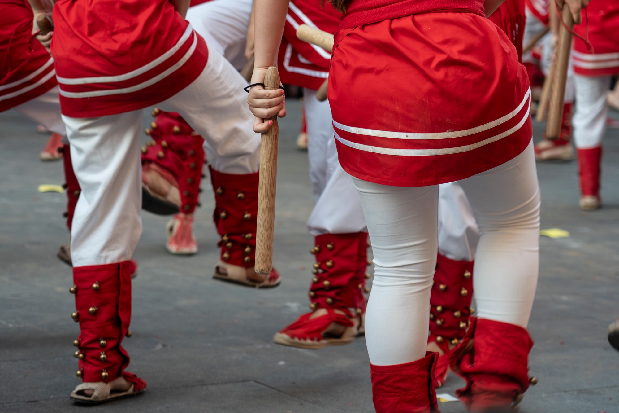 La Festa Major de Terrassa 2026 ja és aquí. Ahir, divendres dia 3 de juliol, a les 20 hores van repicar les campanes de tota la ciutat i va entrar al Raval de Montserrat el Drac de Terrassa, donant el tret de sortida de la Festa Major d'enguany. Tot seguit, es va procedir a la lectura del pregó de Festa Major a càrrec de Montse Alcaraz, presidenta de la Colla del Bitxo del Torrent Mitger. Després de la lectura del pregó, l'alcalde va fer l'obertura oficial de la Festa i algunes de les colles protocol·làries de la ciutat van fer una mostra de danses tradicionals i emblemàtiques. Posteriorment, es va donar a conèixer el Capgròs de l'Any, que enguany ha recaigut en Mercè Gómez, una de les fundadores del Casal de la Dona de Terrassa | Mireia Comas