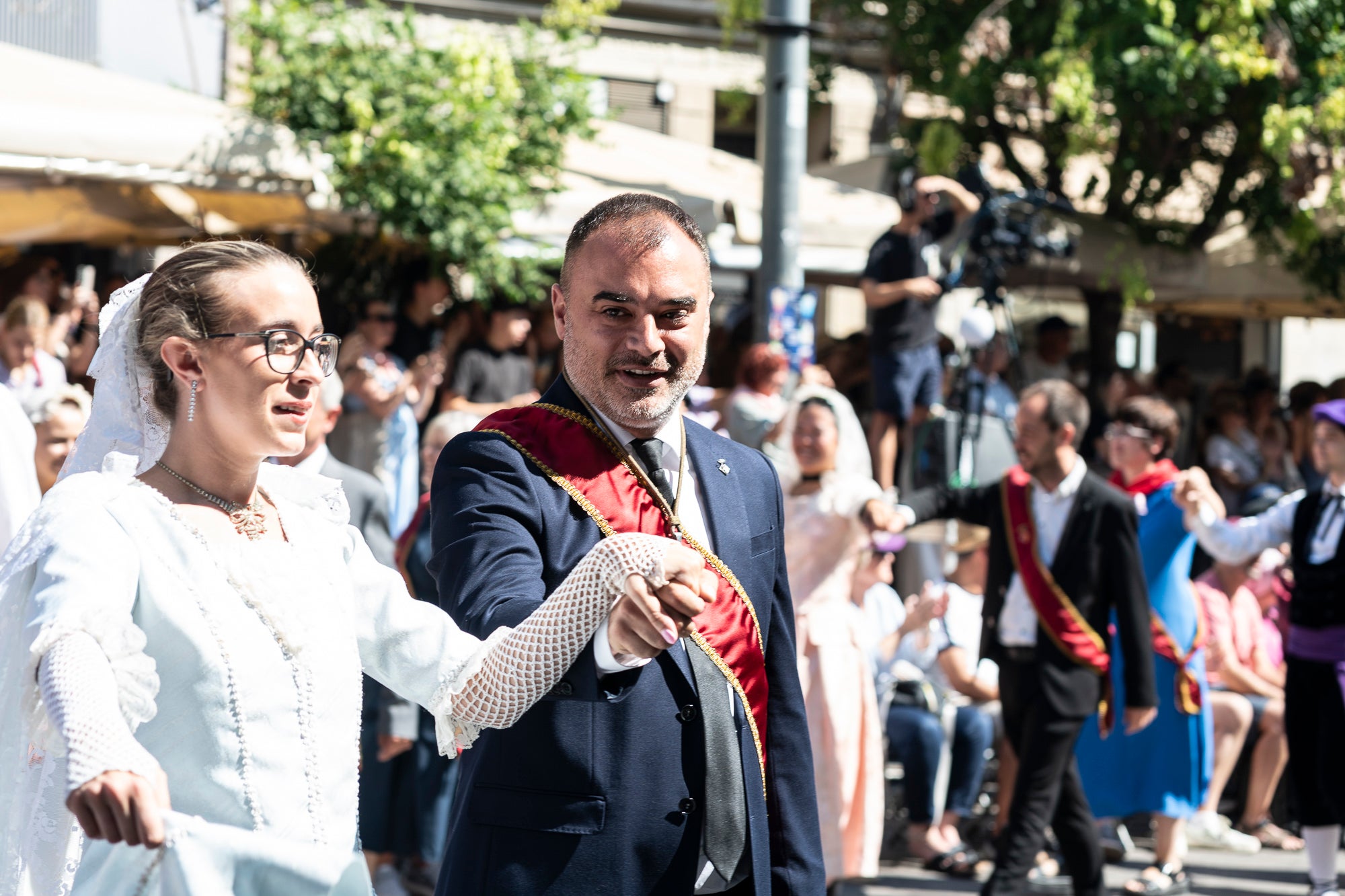 El Ball de Plaça 2026 tenia l'expectativa que ja s'ha fet amb els Protocols de la Festa Major de Terrassa actualitzats i estableix que són els grups de cultura popular els qui decideixen amb quins regidors ballen i amb quins no. El ritual ha començat aquest diumenge al matí partint el seguici de l'Ajuntament per anar cap a la missa de la catedral del Sant Esperit i sortint en acabar de l'ofici per a participar a la plaça Vella dels balls de l'Esbart Egarenc, els Nans amb els seus capgrossos, els Bastoners, el Drac, els Gegants i l'Àliga de Terrassa. Dels 27 regidors presents, tres s'han quedat sense parella però l'acte ha estat més serè que el de l'any passat | Mireia Comas