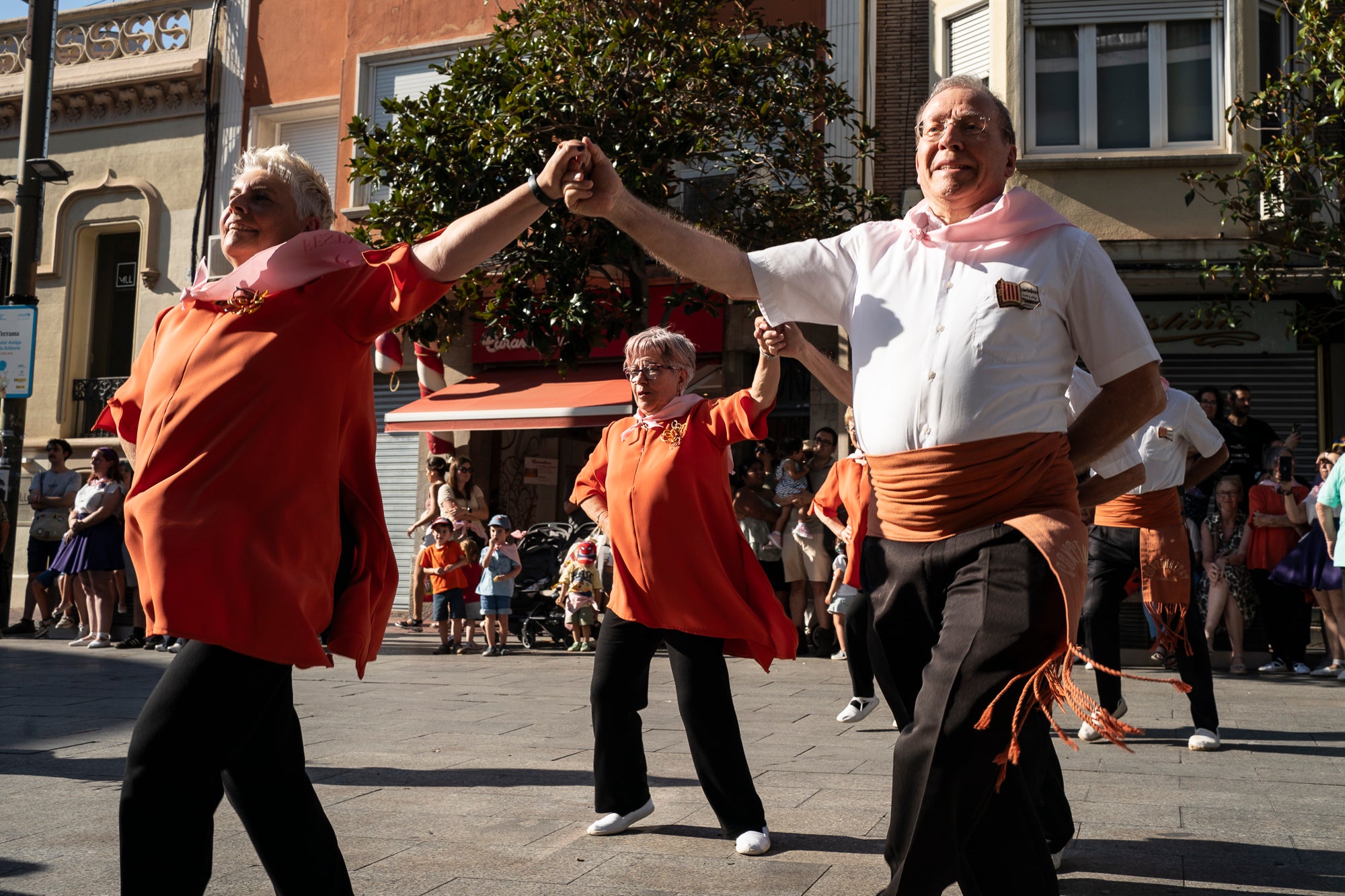 Els carrers de Terrassa han tornat a acollir la Cercavila de Festa Major, la mostra de cultura popular i tradicional catalana de la ciutat. Enguany, l'acte ha comptat amb la presència de totes les colles protocol·làries; el Drac de Terrassa, els Geganters de Terrassa, Nans i Capgrossos de Terrassa, l'Esbart Egarenc, els Bastoners de Terrassa, els Minyons de Terrassa, els Castellers de Terrassa, els Diables de Terrassa i l'Àliga de Terrassa. A més, també actuat les colles sardanistes de la ciutat, les colles geganteres, les colles de diables i les colles d'imatgeria de foc, entre d'altres entitats culturals | Mireia Comas