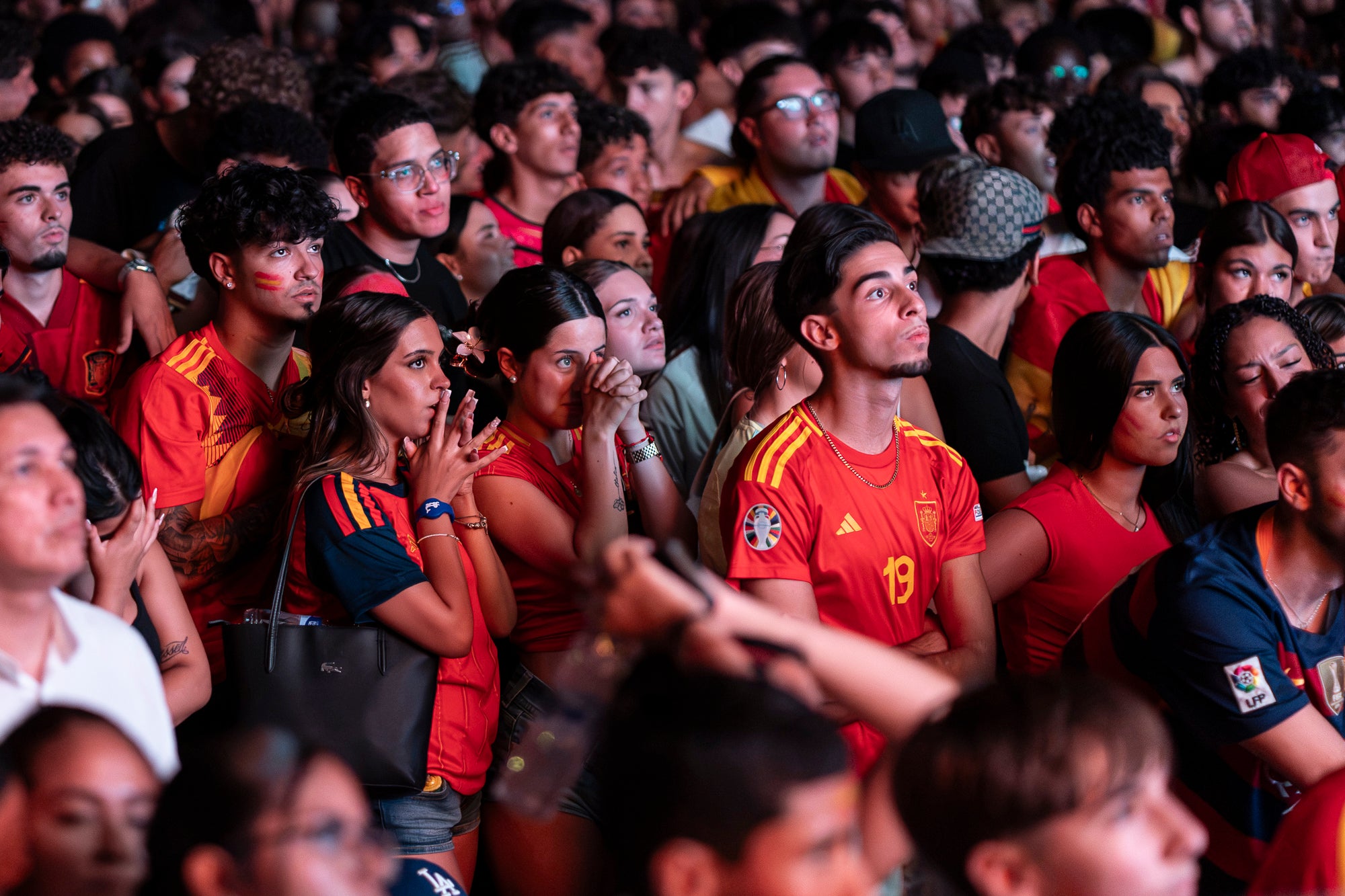 L'Espai Vela del parc de Vallparadís de Terrassa es va omplir aquest diumenge a la nit amb 8.500 aficionats per seguir en pantalla gran i animació des de l'escenari la final del Mundial de futbol a Nova York entre les seleccions d'Espanya i l'Argentina. L'emoció es va mantenir fins a la segona part de la pròrroga quan el jugador del Barça Ferran Torres va marca l'1-0 definitiu, que va donar la corona planetària a un combinat amb els terrassencs Dani Olmo i Marc Pubill. Entre els assistents també hi havia aficionats del conjunt de Messi. A causa de la calor i aquestes emocions, es van haver d'efectuar algunes evacuacions de seguidors | Mireia Comas