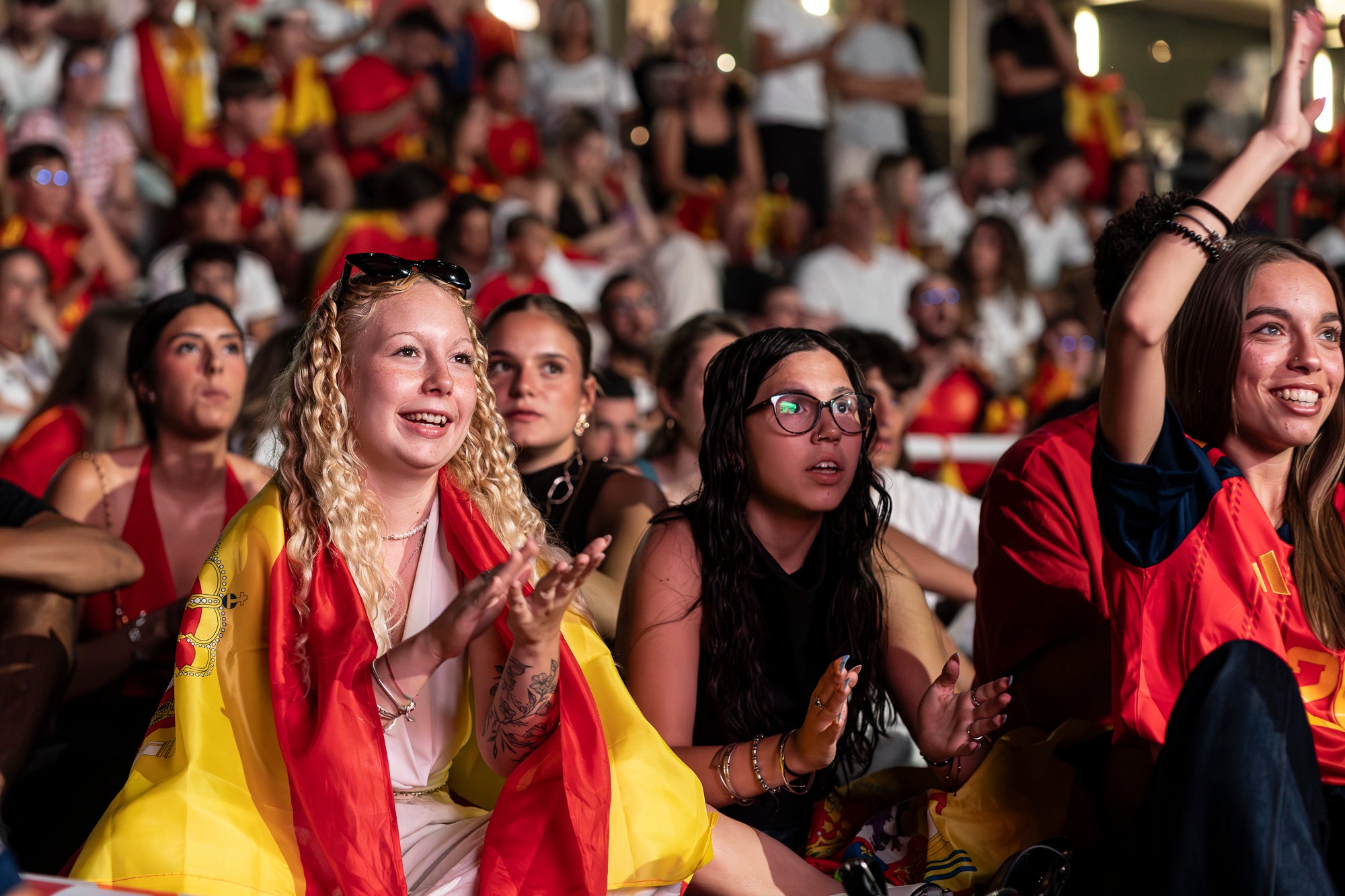 Eufòria al camp municipal de Ca N'Anglada de Terrassa per la victòria de la selecció espanyola. Desenes de persones han seguit aquest divendres a la nit en pantalla gran el partit de quarts de final del Mundial de futbol contra Bèlgica (2 a 1). Dani Olmo ha tornat a ser titular, mentre que Marc Pubill ha seguit el matx des de la banqueta. La Roja ha patit més del que s’esperava. S’ha avançat amb un gol de Fabian Ruiz (30’), però els belgues han empatat al 41. Mikel Merino ha tornat a donar el triomf amb un gol al 88 que ha desfermat l’alegria. 