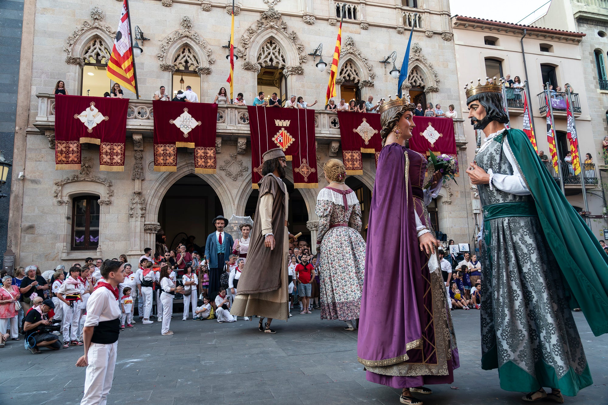 La Festa Major de Terrassa 2026 ja és aquí. Ahir, divendres dia 3 de juliol, a les 20 hores van repicar les campanes de tota la ciutat i va entrar al Raval de Montserrat el Drac de Terrassa, donant el tret de sortida de la Festa Major d'enguany. Tot seguit, es va procedir a la lectura del pregó de Festa Major a càrrec de Montse Alcaraz, presidenta de la Colla del Bitxo del Torrent Mitger. Després de la lectura del pregó, l'alcalde va fer l'obertura oficial de la Festa i algunes de les colles protocol·làries de la ciutat van fer una mostra de danses tradicionals i emblemàtiques. Posteriorment, es va donar a conèixer el Capgròs de l'Any, que enguany ha recaigut en Mercè Gómez, una de les fundadores del Casal de la Dona de Terrassa | Mireia Comas