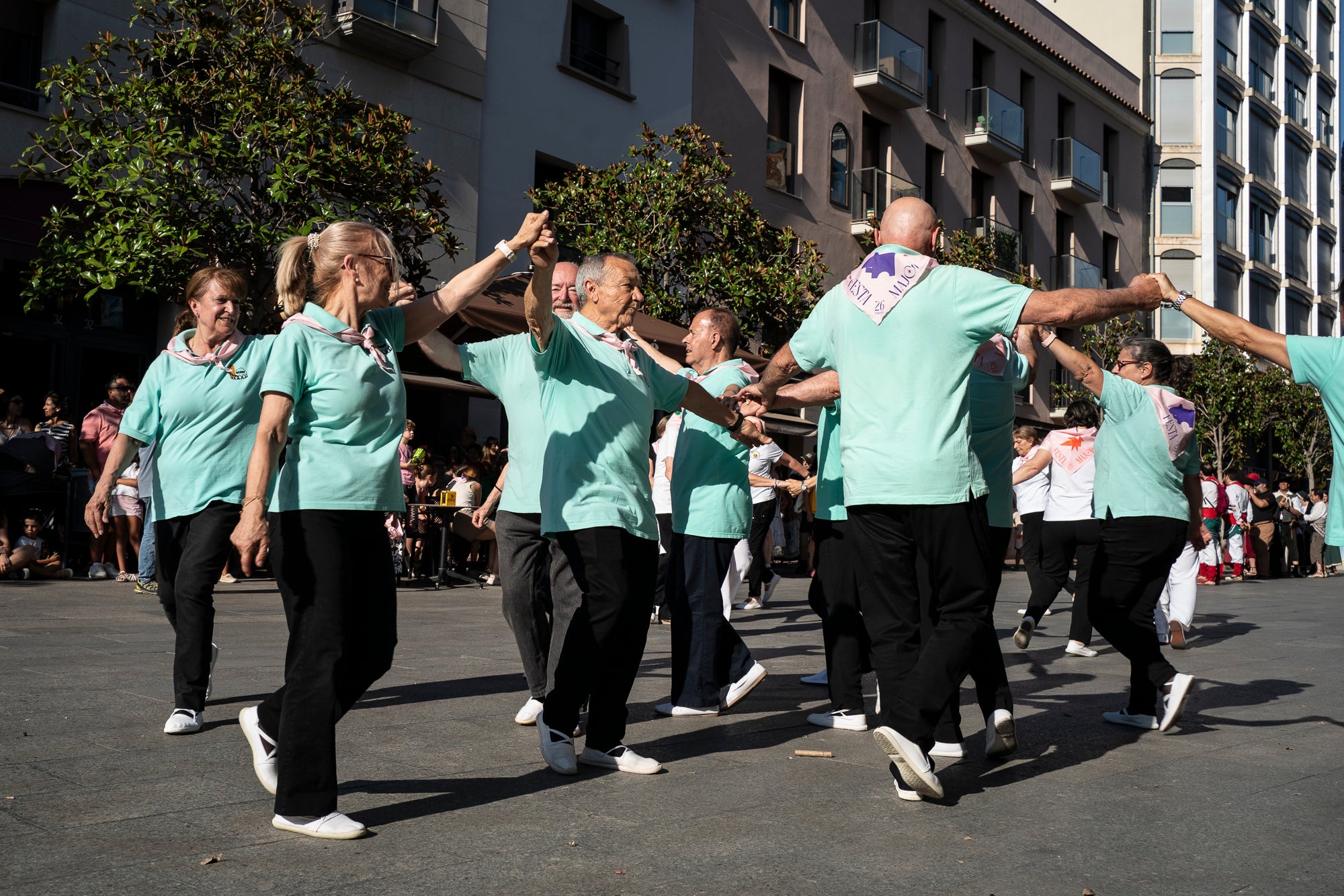 Els carrers de Terrassa han tornat a acollir la Cercavila de Festa Major, la mostra de cultura popular i tradicional catalana de la ciutat. Enguany, l'acte ha comptat amb la presència de totes les colles protocol·làries; el Drac de Terrassa, els Geganters de Terrassa, Nans i Capgrossos de Terrassa, l'Esbart Egarenc, els Bastoners de Terrassa, els Minyons de Terrassa, els Castellers de Terrassa, els Diables de Terrassa i l'Àliga de Terrassa. A més, també actuat les colles sardanistes de la ciutat, les colles geganteres, les colles de diables i les colles d'imatgeria de foc, entre d'altres entitats culturals | Mireia Comas