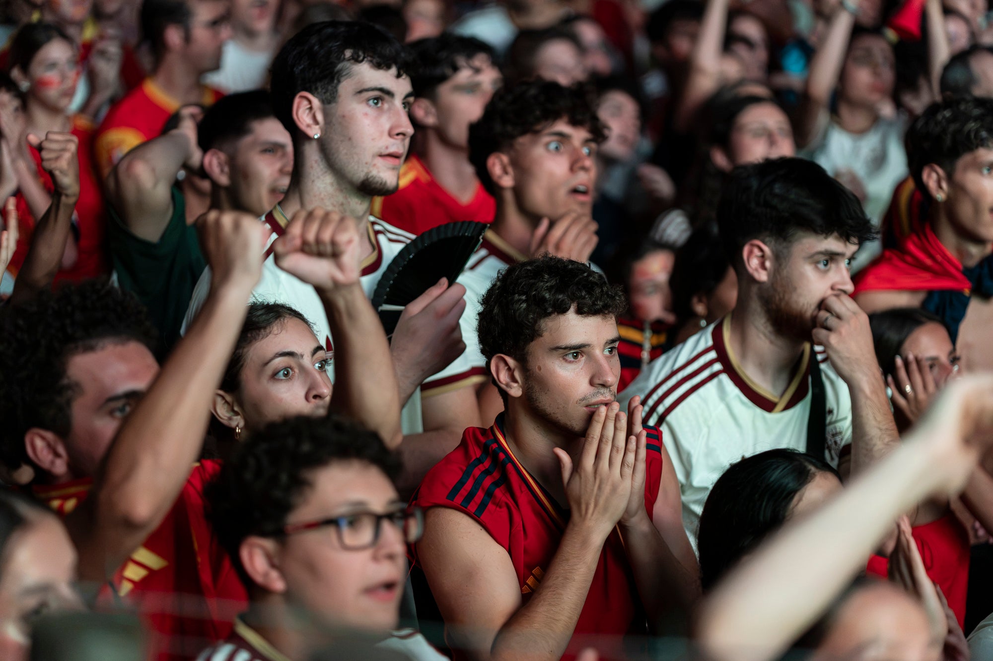 L'Espai Vela del parc de Vallparadís de Terrassa es va omplir aquest diumenge a la nit amb 8.500 aficionats per seguir en pantalla gran i animació des de l'escenari la final del Mundial de futbol a Nova York entre les seleccions d'Espanya i l'Argentina. L'emoció es va mantenir fins a la segona part de la pròrroga quan el jugador del Barça Ferran Torres va marca l'1-0 definitiu, que va donar la corona planetària a un combinat amb els terrassencs Dani Olmo i Marc Pubill. Entre els assistents també hi havia aficionats del conjunt de Messi. A causa de la calor i aquestes emocions, es van haver d'efectuar algunes evacuacions de seguidors | Mireia Comas