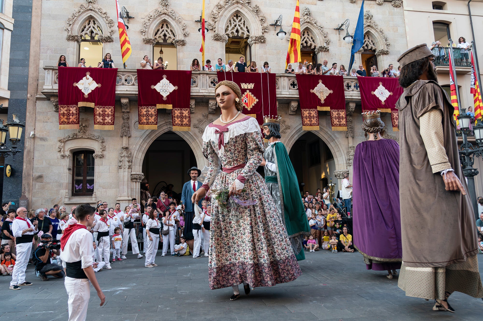 La Festa Major de Terrassa 2026 ja és aquí. Ahir, divendres dia 3 de juliol, a les 20 hores van repicar les campanes de tota la ciutat i va entrar al Raval de Montserrat el Drac de Terrassa, donant el tret de sortida de la Festa Major d'enguany. Tot seguit, es va procedir a la lectura del pregó de Festa Major a càrrec de Montse Alcaraz, presidenta de la Colla del Bitxo del Torrent Mitger. Després de la lectura del pregó, l'alcalde va fer l'obertura oficial de la Festa i algunes de les colles protocol·làries de la ciutat van fer una mostra de danses tradicionals i emblemàtiques. Posteriorment, es va donar a conèixer el Capgròs de l'Any, que enguany ha recaigut en Mercè Gómez, una de les fundadores del Casal de la Dona de Terrassa | Mireia Comas