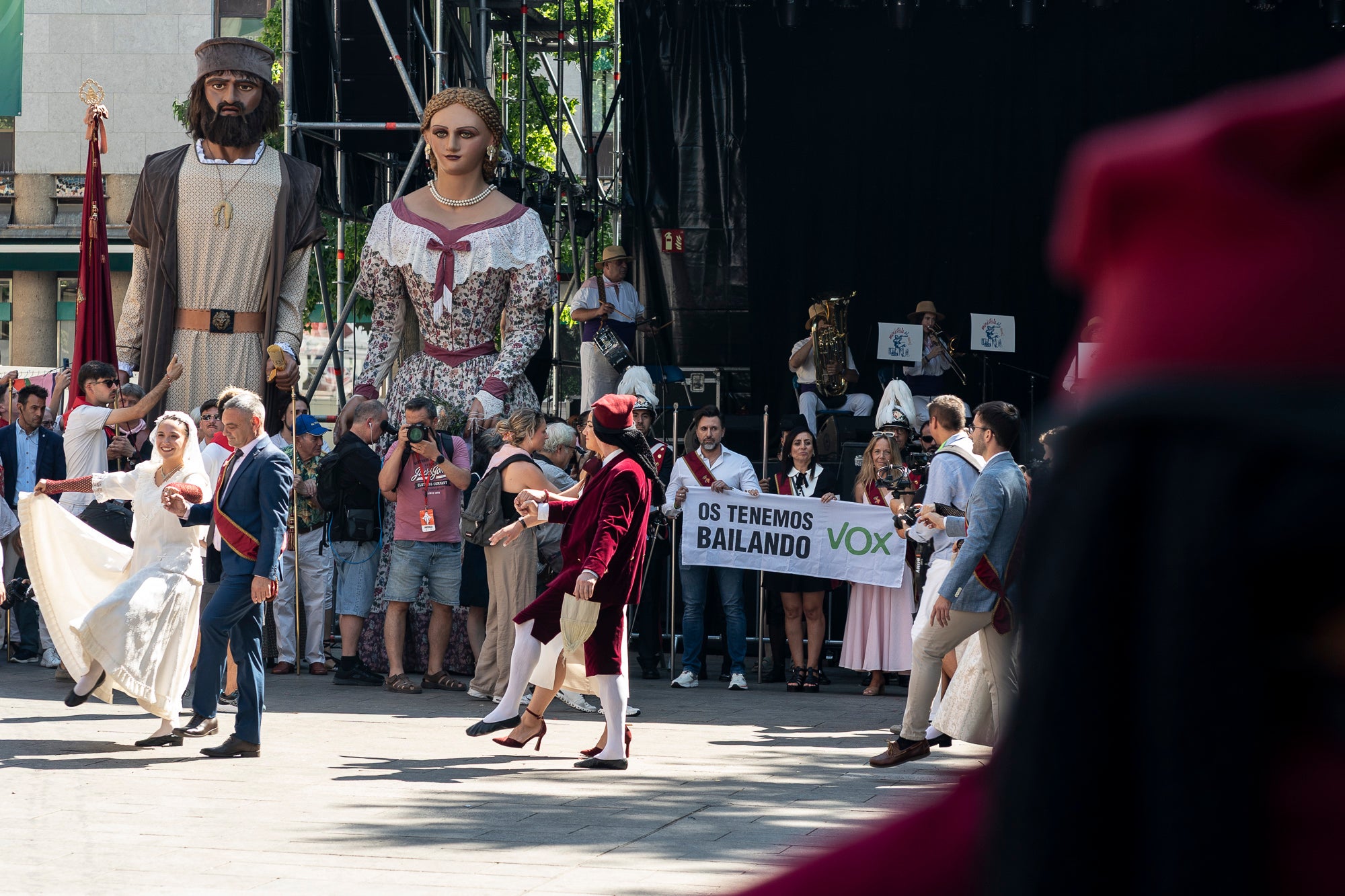 El Ball de Plaça 2026 tenia l'expectativa que ja s'ha fet amb els Protocols de la Festa Major de Terrassa actualitzats i estableix que són els grups de cultura popular els qui decideixen amb quins regidors ballen i amb quins no. El ritual ha començat aquest diumenge al matí partint el seguici de l'Ajuntament per anar cap a la missa de la catedral del Sant Esperit i sortint en acabar de l'ofici per a participar a la plaça Vella dels balls de l'Esbart Egarenc, els Nans amb els seus capgrossos, els Bastoners, el Drac, els Gegants i l'Àliga de Terrassa. Dels 27 regidors presents, tres s'han quedat sense parella però l'acte ha estat més serè que el de l'any passat | Mireia Comas