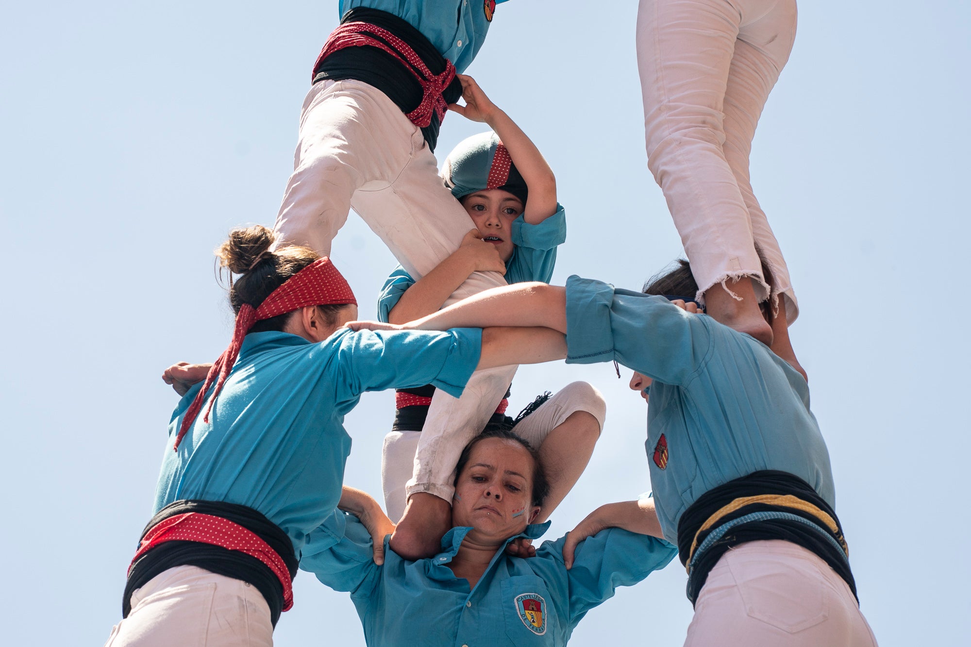 El Raval de Terrassa va acollir aquest diumenge, dia 5 de juliol, la gran actuació castellera de la Festa Major de Terrassa. Eufòria per als Minyons de Terrassa que van fer la seva millor actuació de la temporada i van estrenar fins a tres castells a plaça: el 4 de 9 amb folre, el 2 de 9 amb folre i manilles i el pilar de 7 amb folre. A més de tancar la tripleta de castells de 9 amb el 3 de 9 amb folre. Van patir més els Castellers de Terrassa que van començar molt bé amb la Torre de 7, però van patir dos intents del 4d8. Per culpa d’això, van anar sobre segur i van optar pel 7d7 i el 3d7 aixecat per sota que els van sortir rodons. Per acabar, la colla vella dels Xiquets de Valls van portar el 3d9, el 4d9f, el 4d8p i el p7f.