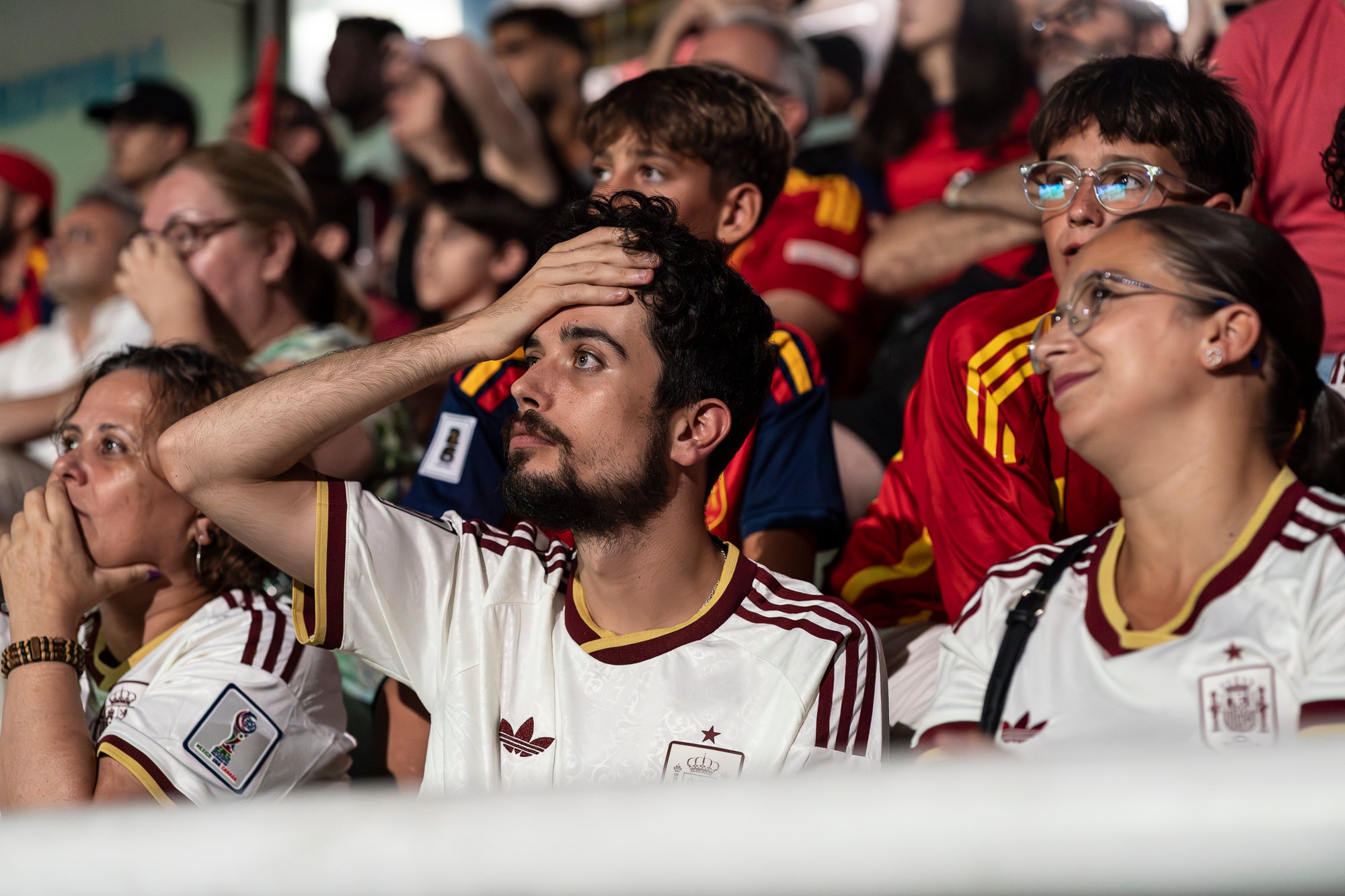 Eufòria al camp municipal de Ca N'Anglada de Terrassa per la victòria de la selecció espanyola. Desenes de persones han seguit aquest divendres a la nit en pantalla gran el partit de quarts de final del Mundial de futbol contra Bèlgica (2 a 1). Dani Olmo ha tornat a ser titular, mentre que Marc Pubill ha seguit el matx des de la banqueta. La Roja ha patit més del que s’esperava. S’ha avançat amb un gol de Fabian Ruiz (30’), però els belgues han empatat al 41. Mikel Merino ha tornat a donar el triomf amb un gol al 88 que ha desfermat l’alegria. 