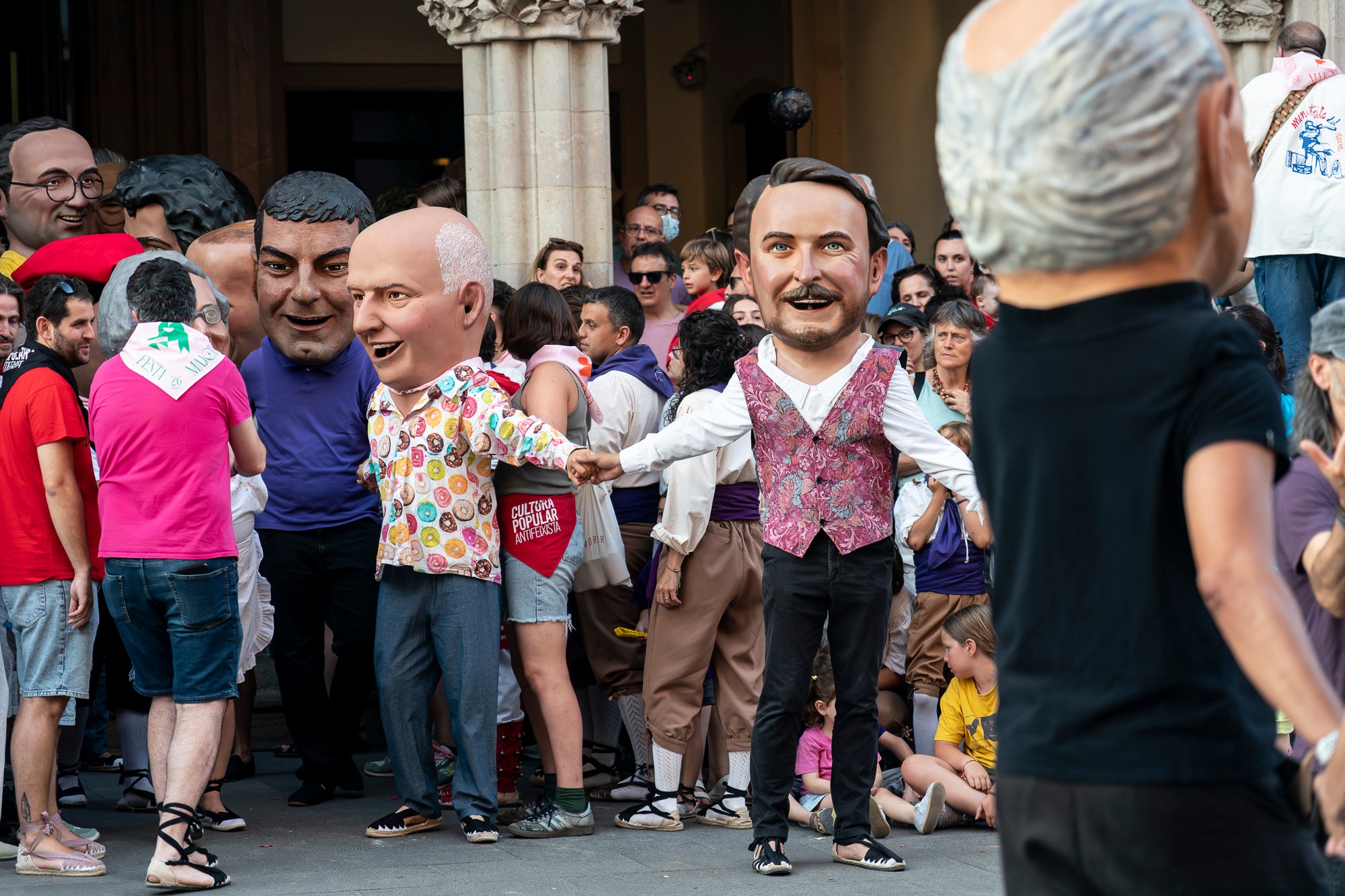 La Festa Major de Terrassa 2026 ja és aquí. Ahir, divendres dia 3 de juliol, a les 20 hores van repicar les campanes de tota la ciutat i va entrar al Raval de Montserrat el Drac de Terrassa, donant el tret de sortida de la Festa Major d'enguany. Tot seguit, es va procedir a la lectura del pregó de Festa Major a càrrec de Montse Alcaraz, presidenta de la Colla del Bitxo del Torrent Mitger. Després de la lectura del pregó, l'alcalde va fer l'obertura oficial de la Festa i algunes de les colles protocol·làries de la ciutat van fer una mostra de danses tradicionals i emblemàtiques. Posteriorment, es va donar a conèixer el Capgròs de l'Any, que enguany ha recaigut en Mercè Gómez, una de les fundadores del Casal de la Dona de Terrassa | Mireia Comas