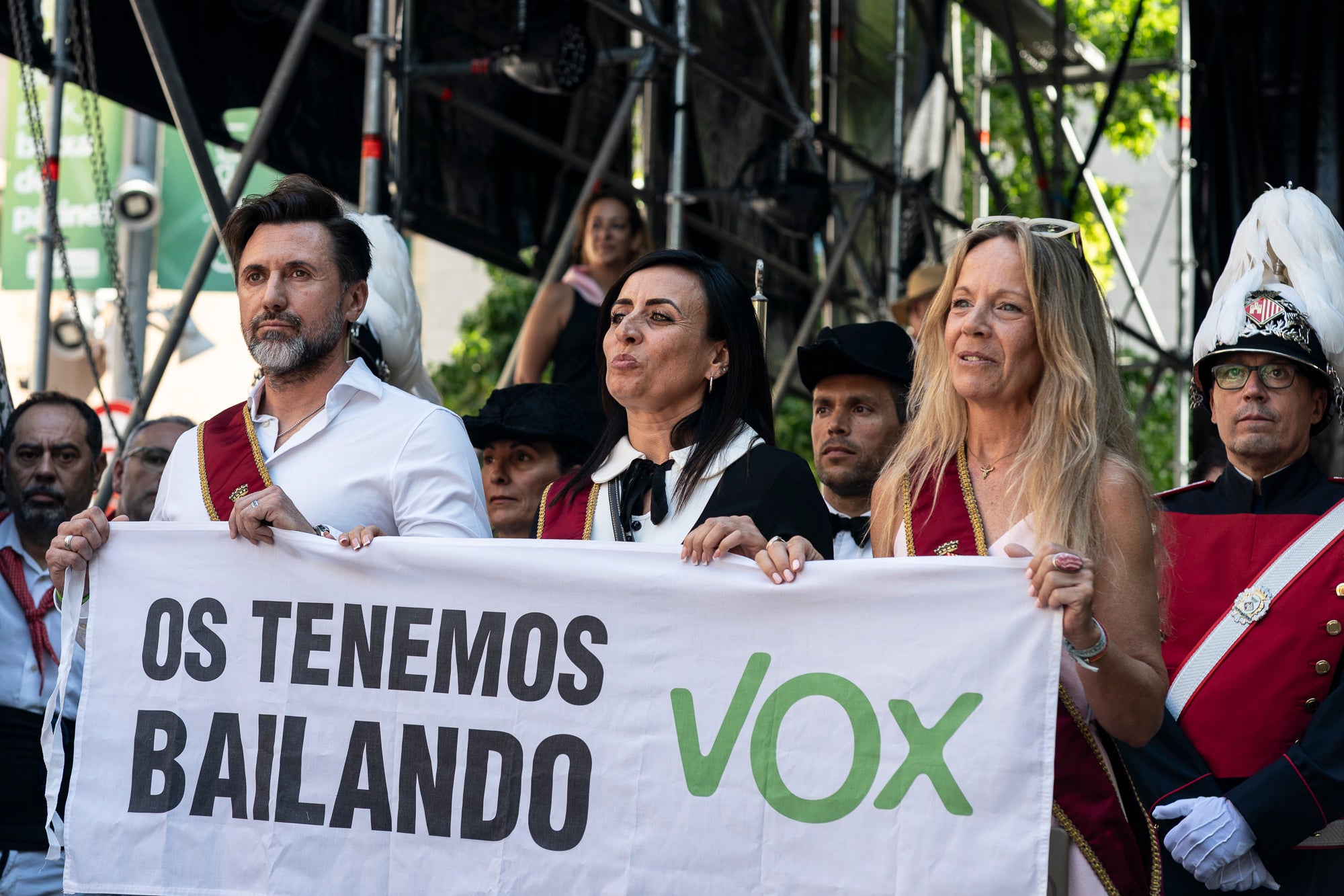 El Ball de Plaça 2026 tenia l'expectativa que ja s'ha fet amb els Protocols de la Festa Major de Terrassa actualitzats i estableix que són els grups de cultura popular els qui decideixen amb quins regidors ballen i amb quins no. El ritual ha començat aquest diumenge al matí partint el seguici de l'Ajuntament per anar cap a la missa de la catedral del Sant Esperit i sortint en acabar de l'ofici per a participar a la plaça Vella dels balls de l'Esbart Egarenc, els Nans amb els seus capgrossos, els Bastoners, el Drac, els Gegants i l'Àliga de Terrassa. Dels 27 regidors presents, tres s'han quedat sense parella però l'acte ha estat més serè que el de l'any passat | Mireia Comas