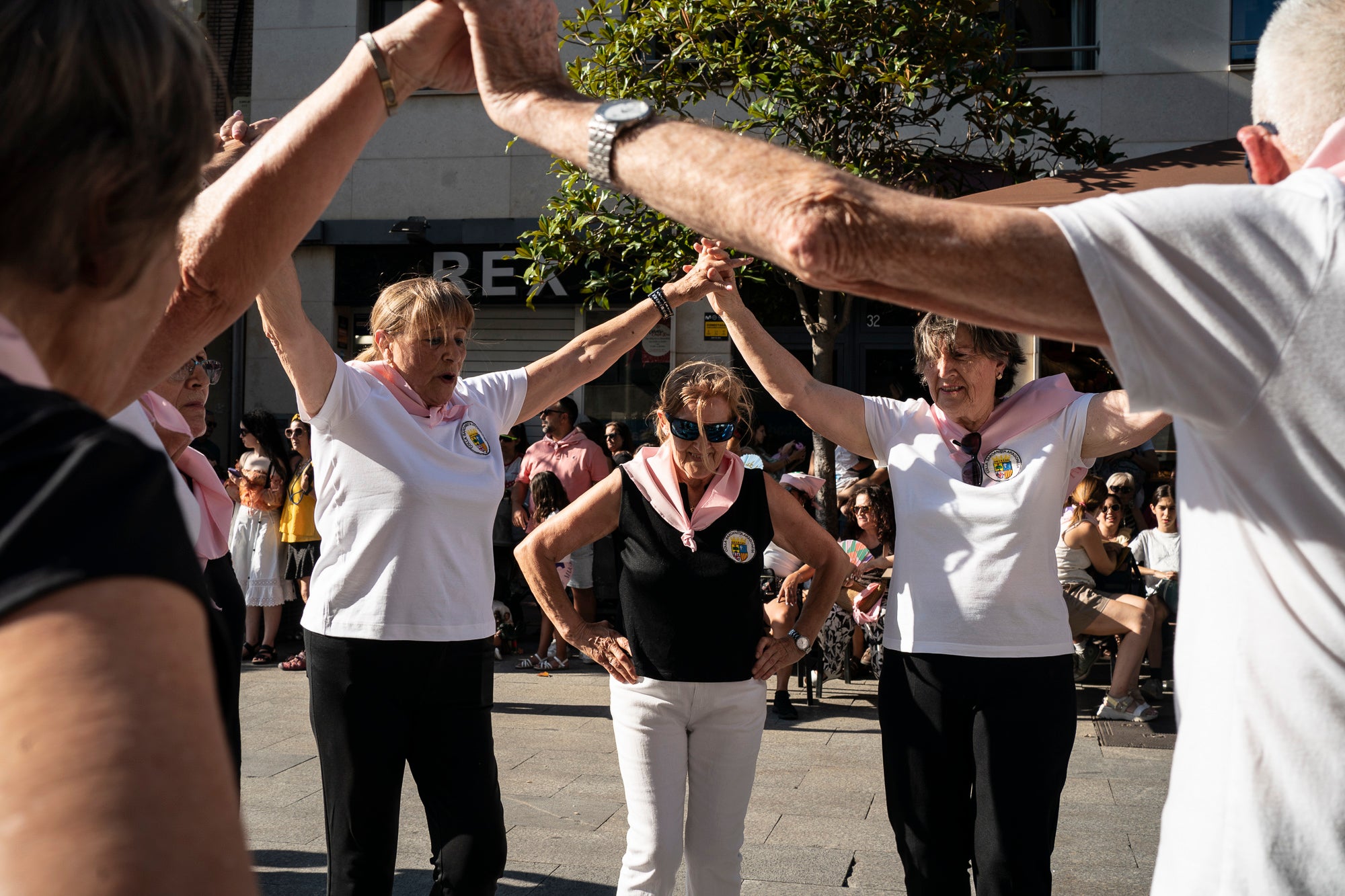 Els carrers de Terrassa han tornat a acollir la Cercavila de Festa Major, la mostra de cultura popular i tradicional catalana de la ciutat. Enguany, l'acte ha comptat amb la presència de totes les colles protocol·làries; el Drac de Terrassa, els Geganters de Terrassa, Nans i Capgrossos de Terrassa, l'Esbart Egarenc, els Bastoners de Terrassa, els Minyons de Terrassa, els Castellers de Terrassa, els Diables de Terrassa i l'Àliga de Terrassa. A més, també actuat les colles sardanistes de la ciutat, les colles geganteres, les colles de diables i les colles d'imatgeria de foc, entre d'altres entitats culturals | Mireia Comas