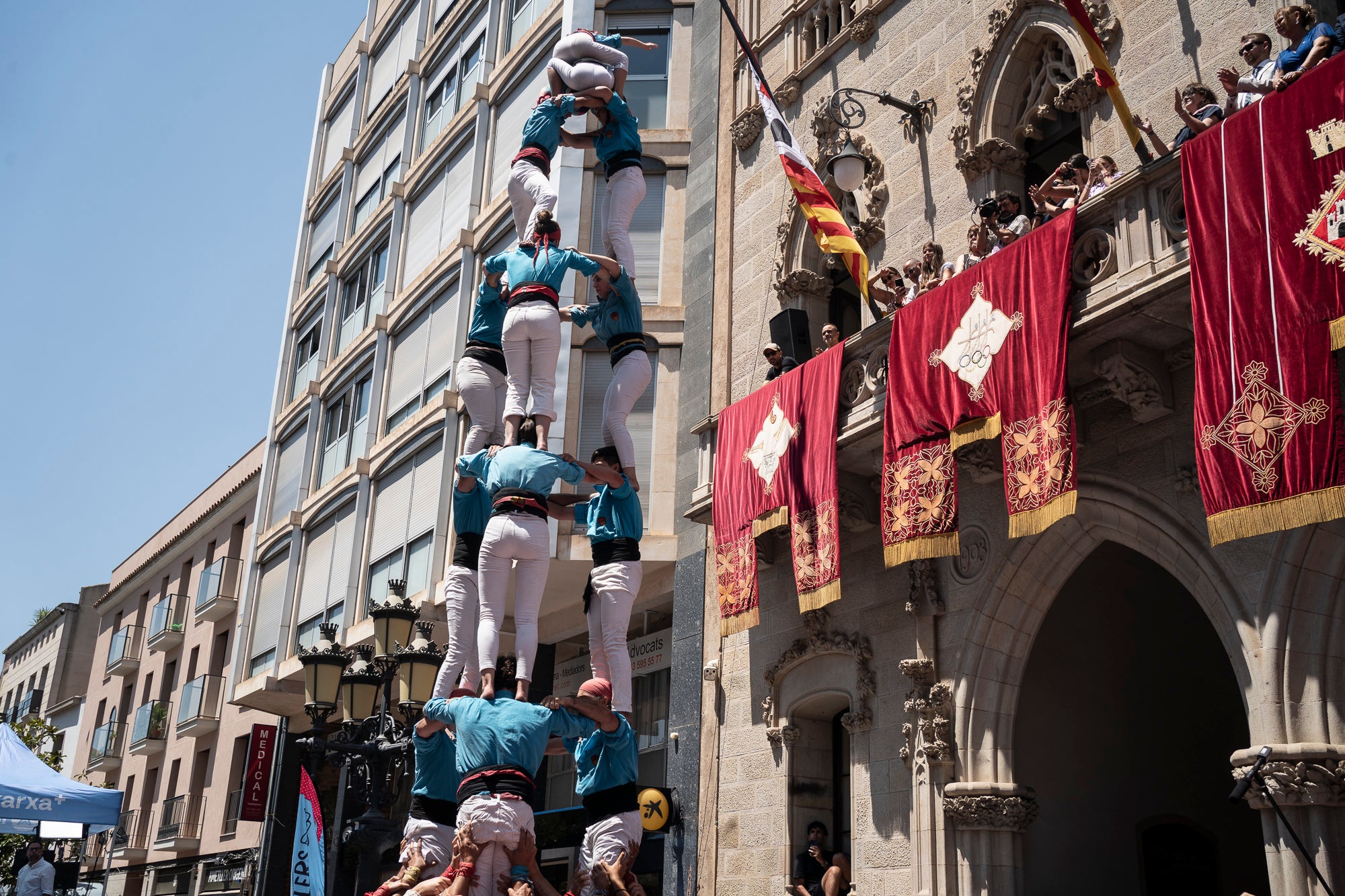 El Raval de Terrassa va acollir aquest diumenge, dia 5 de juliol, la gran actuació castellera de la Festa Major de Terrassa. Eufòria per als Minyons de Terrassa que van fer la seva millor actuació de la temporada i van estrenar fins a tres castells a plaça: el 4 de 9 amb folre, el 2 de 9 amb folre i manilles i el pilar de 7 amb folre. A més de tancar la tripleta de castells de 9 amb el 3 de 9 amb folre. Van patir més els Castellers de Terrassa que van començar molt bé amb la Torre de 7, però van patir dos intents del 4d8. Per culpa d’això, van anar sobre segur i van optar pel 7d7 i el 3d7 aixecat per sota que els van sortir rodons. Per acabar, la colla vella dels Xiquets de Valls van portar el 3d9, el 4d9f, el 4d8p i el p7f.