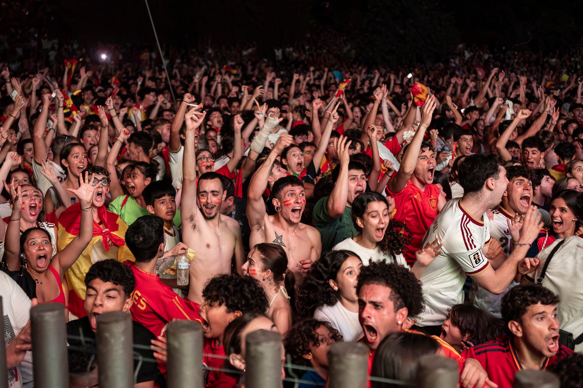 L'Espai Vela del parc de Vallparadís de Terrassa es va omplir aquest diumenge a la nit amb 8.500 aficionats per seguir en pantalla gran i animació des de l'escenari la final del Mundial de futbol a Nova York entre les seleccions d'Espanya i l'Argentina. L'emoció es va mantenir fins a la segona part de la pròrroga quan el jugador del Barça Ferran Torres va marca l'1-0 definitiu, que va donar la corona planetària a un combinat amb els terrassencs Dani Olmo i Marc Pubill. Entre els assistents també hi havia aficionats del conjunt de Messi. A causa de la calor i aquestes emocions, es van haver d'efectuar algunes evacuacions de seguidors | Mireia Comas