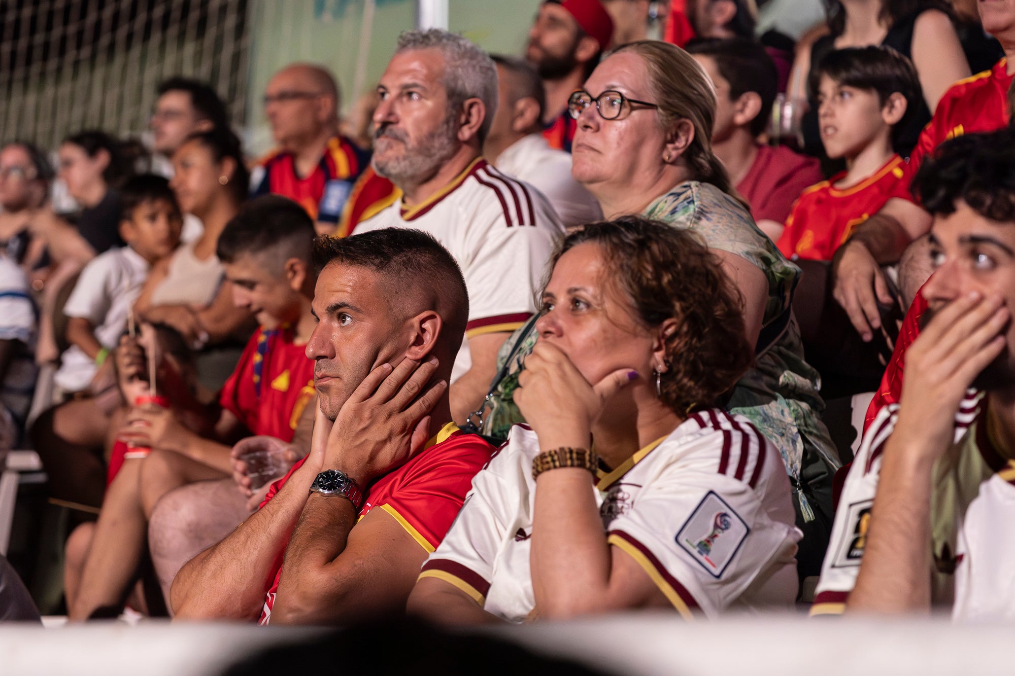 Eufòria al camp municipal de Ca N'Anglada de Terrassa per la victòria de la selecció espanyola. Desenes de persones han seguit aquest divendres a la nit en pantalla gran el partit de quarts de final del Mundial de futbol contra Bèlgica (2 a 1). Dani Olmo ha tornat a ser titular, mentre que Marc Pubill ha seguit el matx des de la banqueta. La Roja ha patit més del que s’esperava. S’ha avançat amb un gol de Fabian Ruiz (30’), però els belgues han empatat al 41. Mikel Merino ha tornat a donar el triomf amb un gol al 88 que ha desfermat l’alegria. 