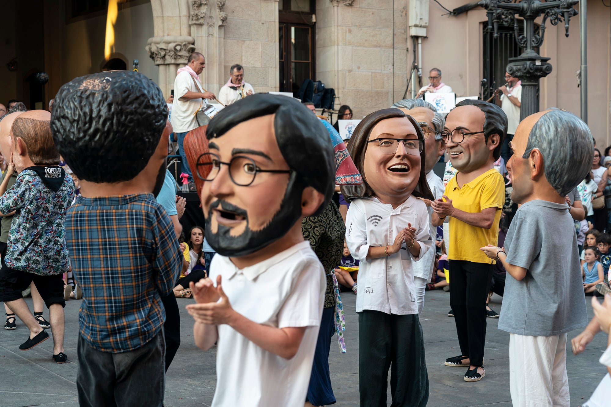 La Festa Major de Terrassa 2026 ja és aquí. Ahir, divendres dia 3 de juliol, a les 20 hores van repicar les campanes de tota la ciutat i va entrar al Raval de Montserrat el Drac de Terrassa, donant el tret de sortida de la Festa Major d'enguany. Tot seguit, es va procedir a la lectura del pregó de Festa Major a càrrec de Montse Alcaraz, presidenta de la Colla del Bitxo del Torrent Mitger. Després de la lectura del pregó, l'alcalde va fer l'obertura oficial de la Festa i algunes de les colles protocol·làries de la ciutat van fer una mostra de danses tradicionals i emblemàtiques. Posteriorment, es va donar a conèixer el Capgròs de l'Any, que enguany ha recaigut en Mercè Gómez, una de les fundadores del Casal de la Dona de Terrassa | Mireia Comas
