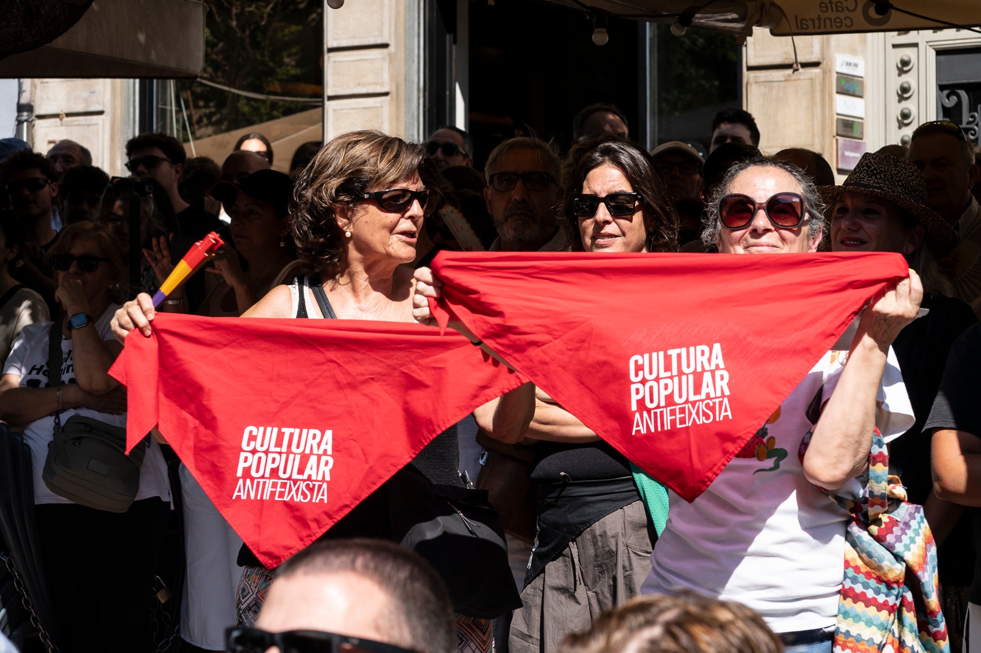 El Ball de Plaça 2026 tenia l'expectativa que ja s'ha fet amb els Protocols de la Festa Major de Terrassa actualitzats i estableix que són els grups de cultura popular els qui decideixen amb quins regidors ballen i amb quins no. El ritual ha començat aquest diumenge al matí partint el seguici de l'Ajuntament per anar cap a la missa de la catedral del Sant Esperit i sortint en acabar de l'ofici per a participar a la plaça Vella dels balls de l'Esbart Egarenc, els Nans amb els seus capgrossos, els Bastoners, el Drac, els Gegants i l'Àliga de Terrassa. Dels 27 regidors presents, tres s'han quedat sense parella però l'acte ha estat més serè que el de l'any passat | Mireia Comas