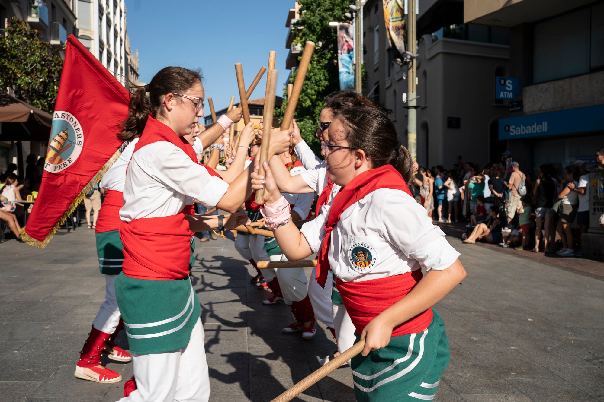 Els carrers de Terrassa han tornat a acollir la Cercavila de Festa Major, la mostra de cultura popular i tradicional catalana de la ciutat. Enguany, l'acte ha comptat amb la presència de totes les colles protocol·làries; el Drac de Terrassa, els Geganters de Terrassa, Nans i Capgrossos de Terrassa, l'Esbart Egarenc, els Bastoners de Terrassa, els Minyons de Terrassa, els Castellers de Terrassa, els Diables de Terrassa i l'Àliga de Terrassa. A més, també actuat les colles sardanistes de la ciutat, les colles geganteres, les colles de diables i les colles d'imatgeria de foc, entre d'altres entitats culturals | Mireia Comas