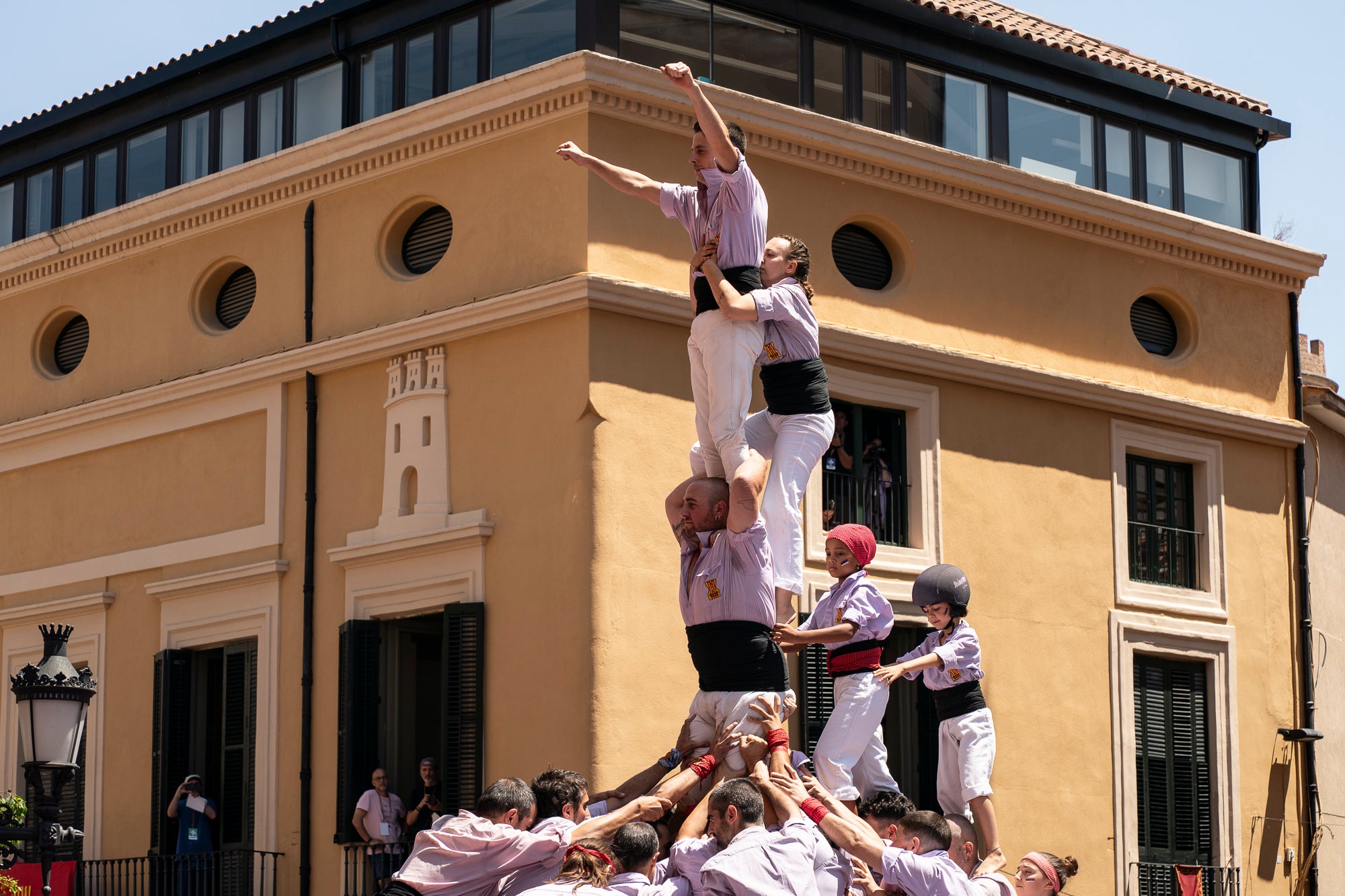 El Raval de Terrassa va acollir aquest diumenge, dia 5 de juliol, la gran actuació castellera de la Festa Major de Terrassa. Eufòria per als Minyons de Terrassa que van fer la seva millor actuació de la temporada i van estrenar fins a tres castells a plaça: el 4 de 9 amb folre, el 2 de 9 amb folre i manilles i el pilar de 7 amb folre. A més de tancar la tripleta de castells de 9 amb el 3 de 9 amb folre. Van patir més els Castellers de Terrassa que van començar molt bé amb la Torre de 7, però van patir dos intents del 4d8. Per culpa d’això, van anar sobre segur i van optar pel 7d7 i el 3d7 aixecat per sota que els van sortir rodons. Per acabar, la colla vella dels Xiquets de Valls van portar el 3d9, el 4d9f, el 4d8p i el p7f.