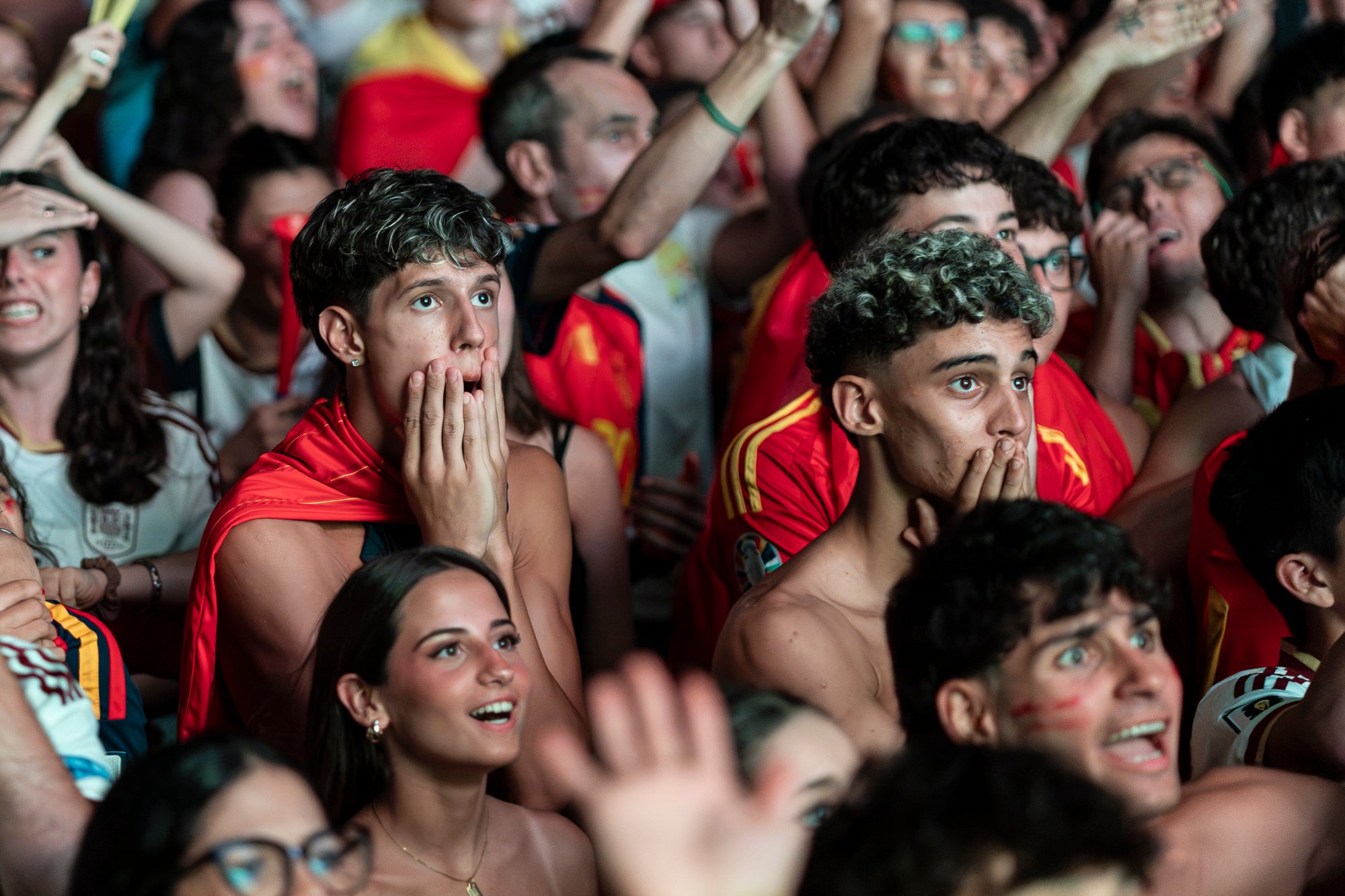 L'Espai Vela del parc de Vallparadís de Terrassa es va omplir aquest diumenge a la nit amb 8.500 aficionats per seguir en pantalla gran i animació des de l'escenari la final del Mundial de futbol a Nova York entre les seleccions d'Espanya i l'Argentina. L'emoció es va mantenir fins a la segona part de la pròrroga quan el jugador del Barça Ferran Torres va marca l'1-0 definitiu, que va donar la corona planetària a un combinat amb els terrassencs Dani Olmo i Marc Pubill. Entre els assistents també hi havia aficionats del conjunt de Messi. A causa de la calor i aquestes emocions, es van haver d'efectuar algunes evacuacions de seguidors | Mireia Comas