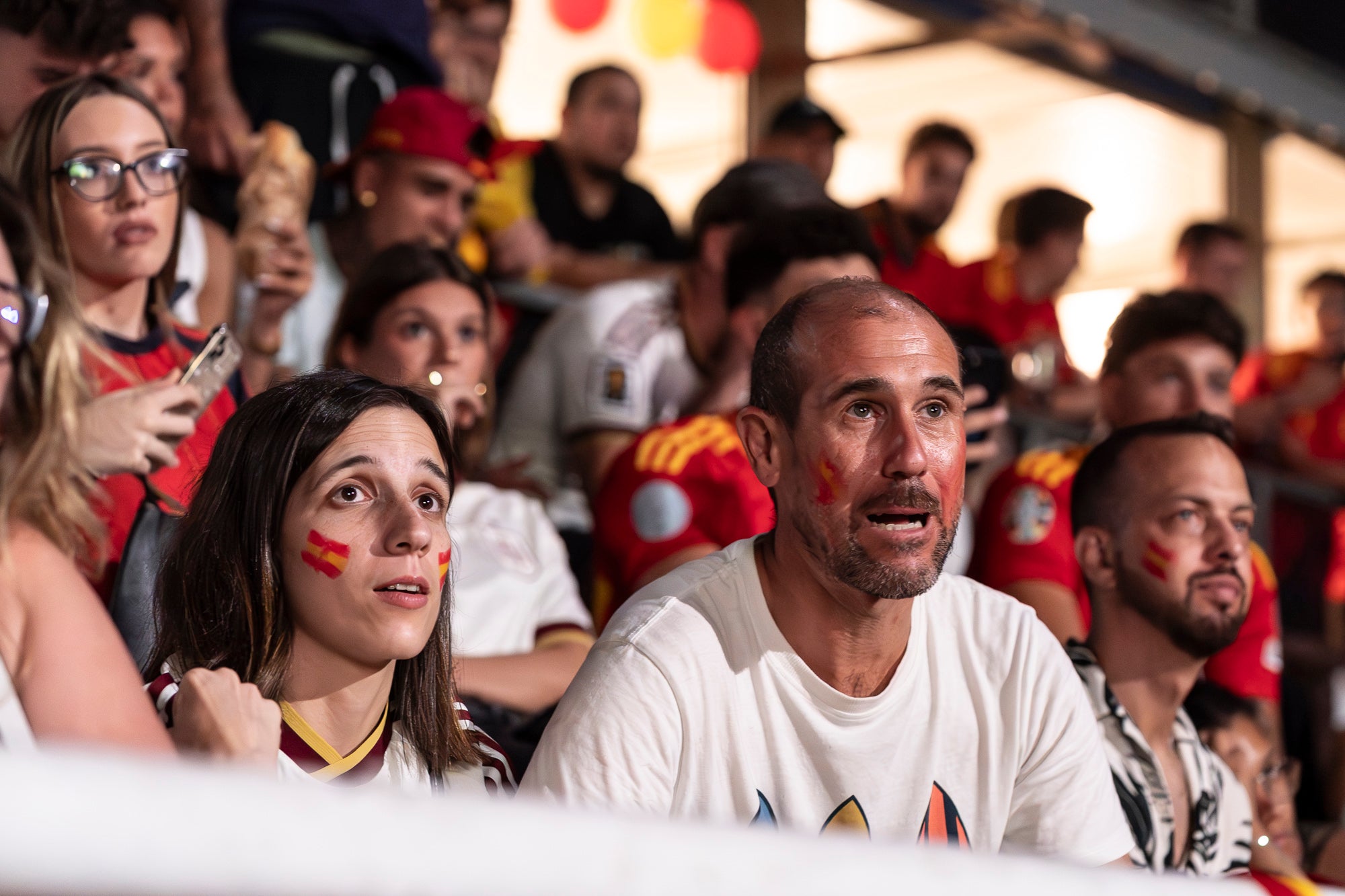 Eufòria al camp municipal de Ca N'Anglada de Terrassa per la victòria de la selecció espanyola. Desenes de persones han seguit aquest divendres a la nit en pantalla gran el partit de quarts de final del Mundial de futbol contra Bèlgica (2 a 1). Dani Olmo ha tornat a ser titular, mentre que Marc Pubill ha seguit el matx des de la banqueta. La Roja ha patit més del que s’esperava. S’ha avançat amb un gol de Fabian Ruiz (30’), però els belgues han empatat al 41. Mikel Merino ha tornat a donar el triomf amb un gol al 88 que ha desfermat l’alegria. 
