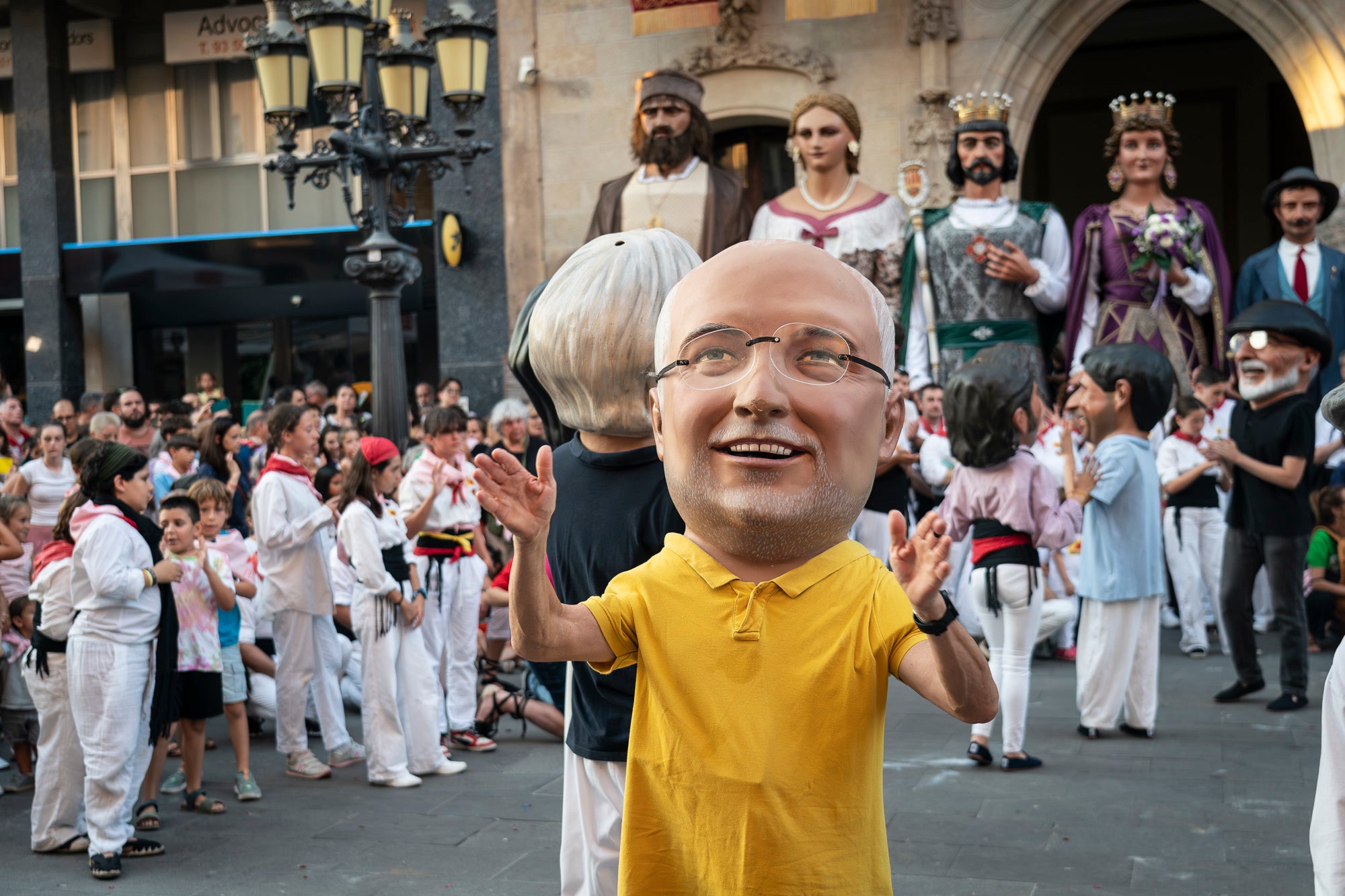 La Festa Major de Terrassa 2026 ja és aquí. Ahir, divendres dia 3 de juliol, a les 20 hores van repicar les campanes de tota la ciutat i va entrar al Raval de Montserrat el Drac de Terrassa, donant el tret de sortida de la Festa Major d'enguany. Tot seguit, es va procedir a la lectura del pregó de Festa Major a càrrec de Montse Alcaraz, presidenta de la Colla del Bitxo del Torrent Mitger. Després de la lectura del pregó, l'alcalde va fer l'obertura oficial de la Festa i algunes de les colles protocol·làries de la ciutat van fer una mostra de danses tradicionals i emblemàtiques. Posteriorment, es va donar a conèixer el Capgròs de l'Any, que enguany ha recaigut en Mercè Gómez, una de les fundadores del Casal de la Dona de Terrassa | Mireia Comas