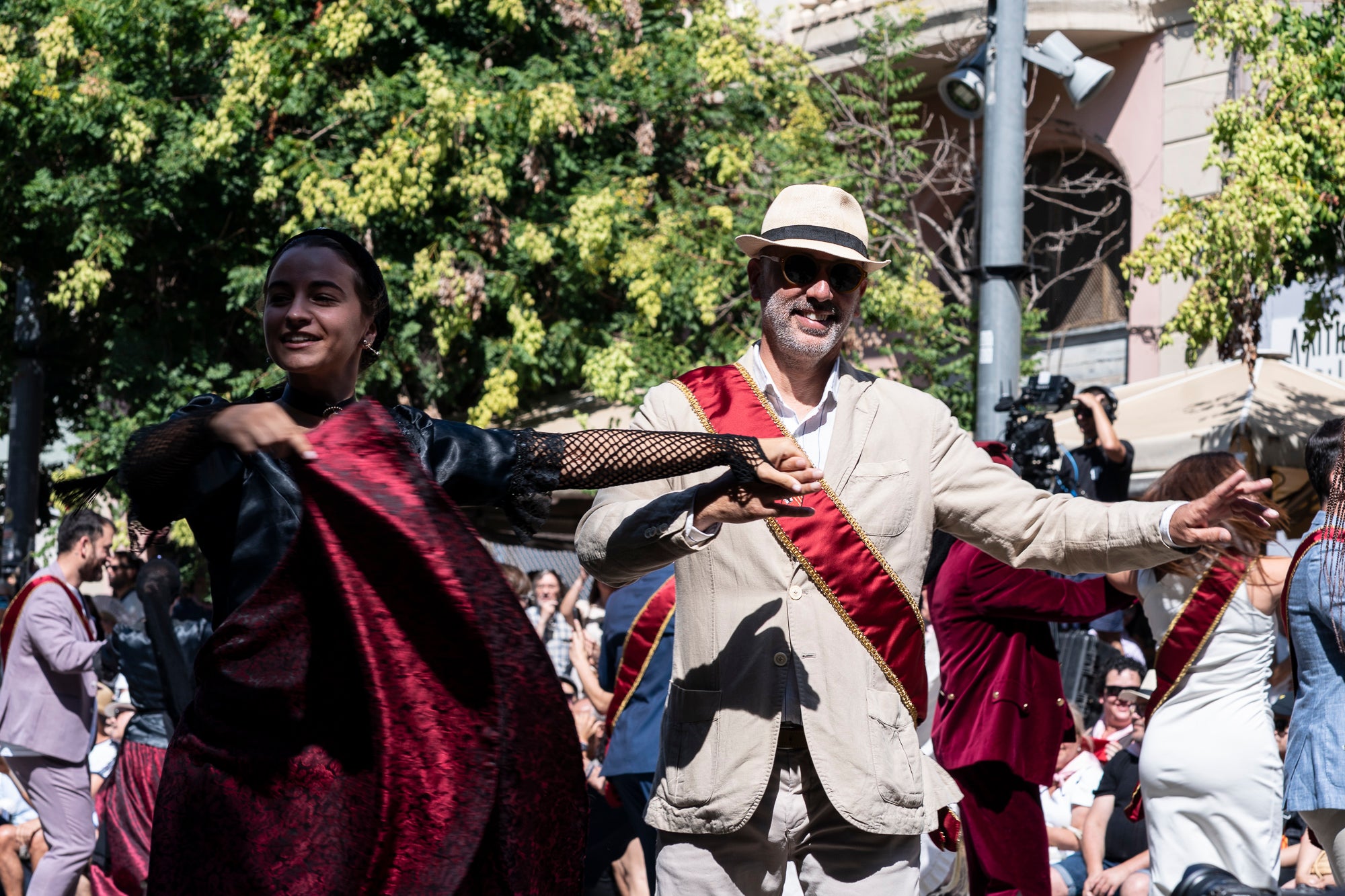 El Ball de Plaça 2026 tenia l'expectativa que ja s'ha fet amb els Protocols de la Festa Major de Terrassa actualitzats i estableix que són els grups de cultura popular els qui decideixen amb quins regidors ballen i amb quins no. El ritual ha començat aquest diumenge al matí partint el seguici de l'Ajuntament per anar cap a la missa de la catedral del Sant Esperit i sortint en acabar de l'ofici per a participar a la plaça Vella dels balls de l'Esbart Egarenc, els Nans amb els seus capgrossos, els Bastoners, el Drac, els Gegants i l'Àliga de Terrassa. Dels 27 regidors presents, tres s'han quedat sense parella però l'acte ha estat més serè que el de l'any passat | Mireia Comas