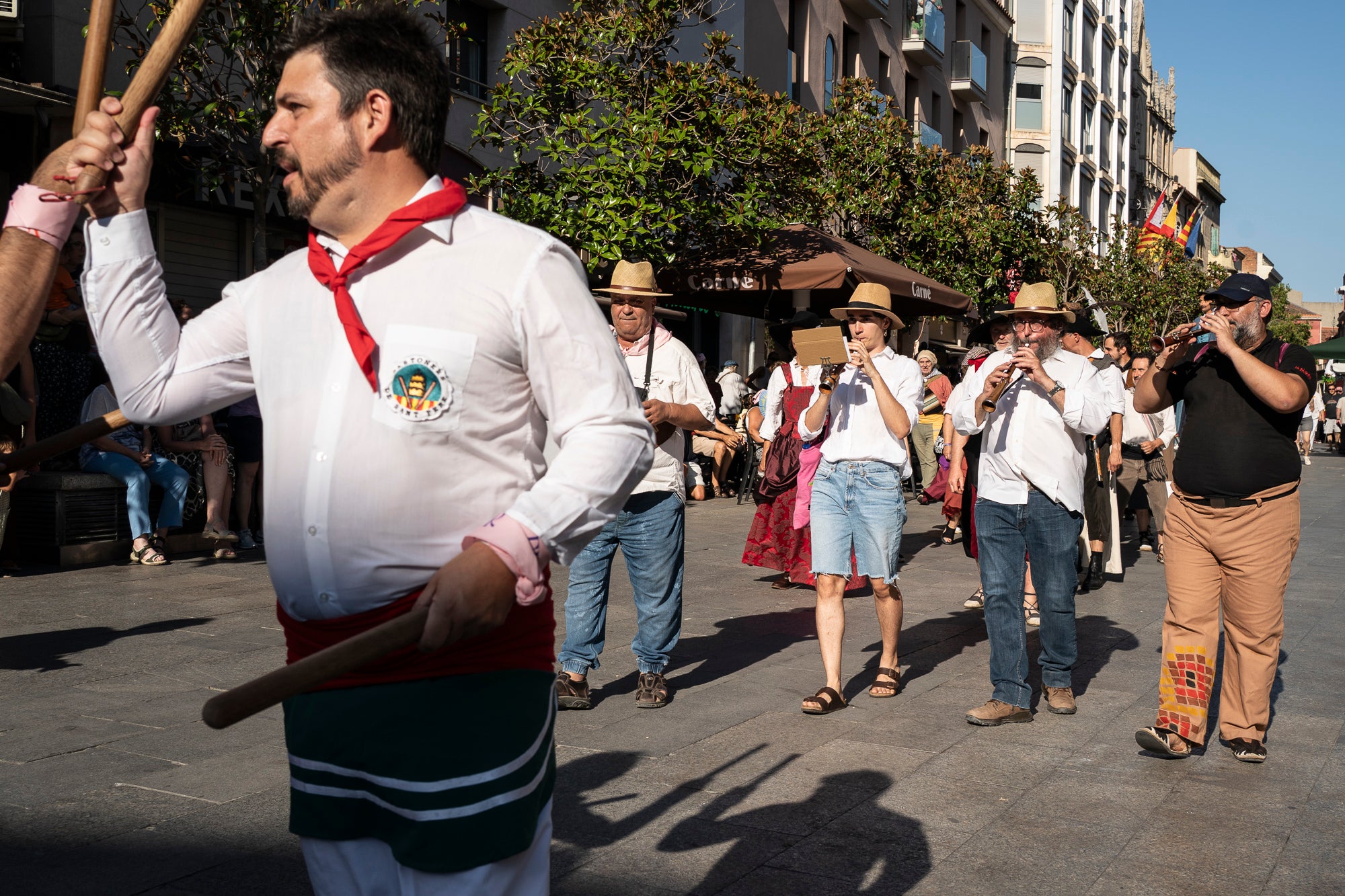 Els carrers de Terrassa han tornat a acollir la Cercavila de Festa Major, la mostra de cultura popular i tradicional catalana de la ciutat. Enguany, l'acte ha comptat amb la presència de totes les colles protocol·làries; el Drac de Terrassa, els Geganters de Terrassa, Nans i Capgrossos de Terrassa, l'Esbart Egarenc, els Bastoners de Terrassa, els Minyons de Terrassa, els Castellers de Terrassa, els Diables de Terrassa i l'Àliga de Terrassa. A més, també actuat les colles sardanistes de la ciutat, les colles geganteres, les colles de diables i les colles d'imatgeria de foc, entre d'altres entitats culturals | Mireia Comas