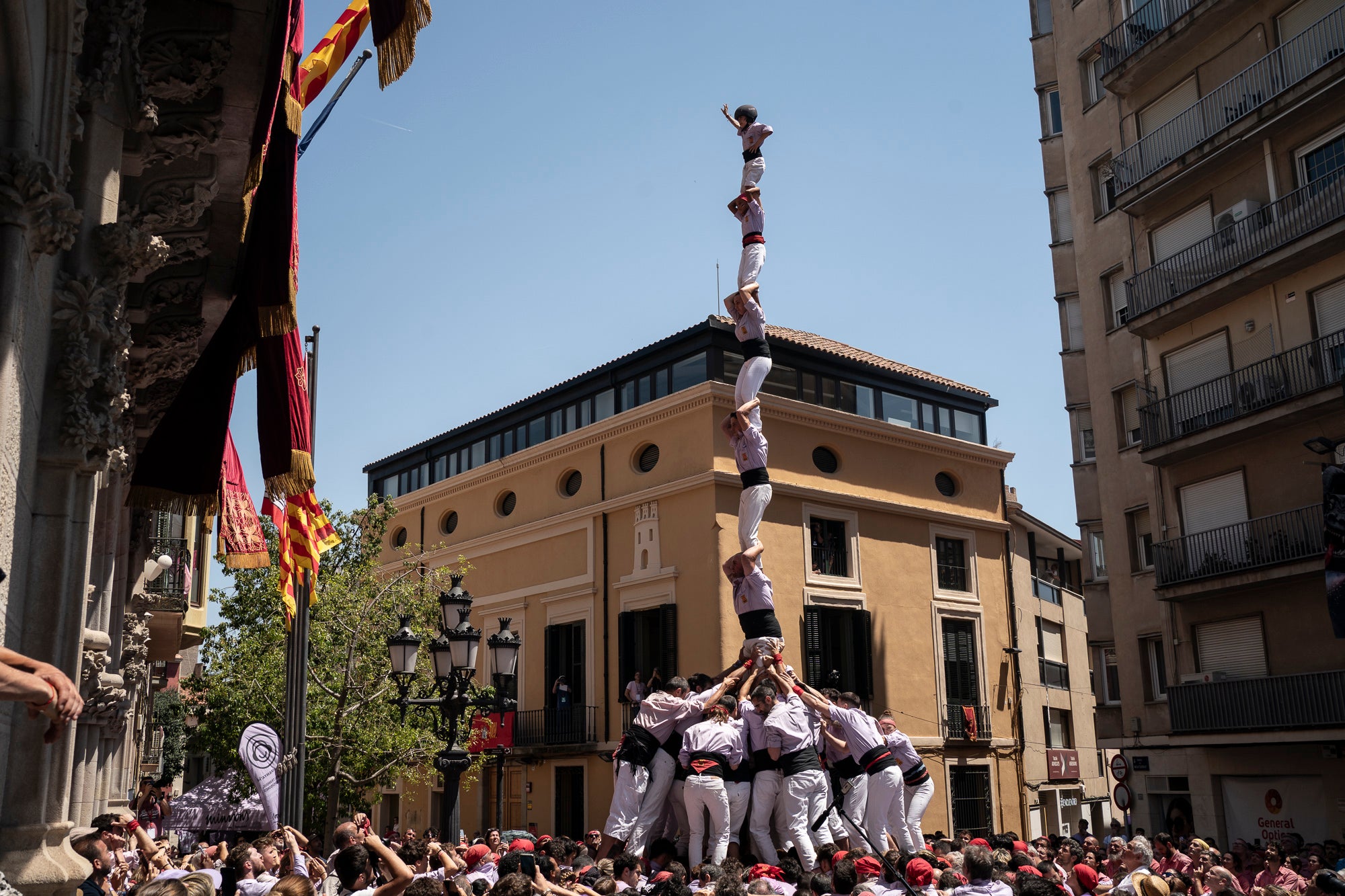 El Raval de Terrassa va acollir aquest diumenge, dia 5 de juliol, la gran actuació castellera de la Festa Major de Terrassa. Eufòria per als Minyons de Terrassa que van fer la seva millor actuació de la temporada i van estrenar fins a tres castells a plaça: el 4 de 9 amb folre, el 2 de 9 amb folre i manilles i el pilar de 7 amb folre. A més de tancar la tripleta de castells de 9 amb el 3 de 9 amb folre. Van patir més els Castellers de Terrassa que van començar molt bé amb la Torre de 7, però van patir dos intents del 4d8. Per culpa d’això, van anar sobre segur i van optar pel 7d7 i el 3d7 aixecat per sota que els van sortir rodons. Per acabar, la colla vella dels Xiquets de Valls van portar el 3d9, el 4d9f, el 4d8p i el p7f.