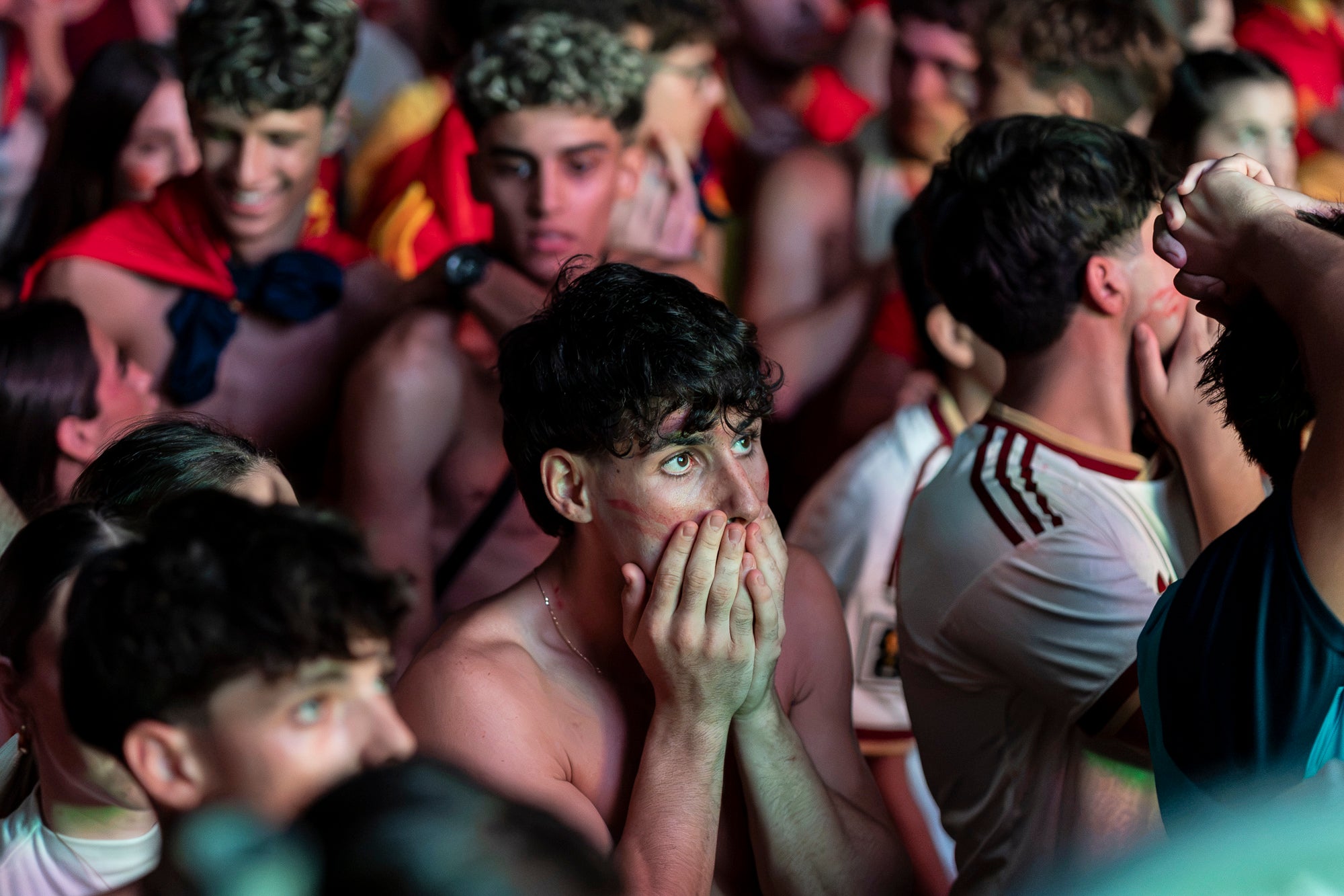 L'Espai Vela del parc de Vallparadís de Terrassa es va omplir aquest diumenge a la nit amb 8.500 aficionats per seguir en pantalla gran i animació des de l'escenari la final del Mundial de futbol a Nova York entre les seleccions d'Espanya i l'Argentina. L'emoció es va mantenir fins a la segona part de la pròrroga quan el jugador del Barça Ferran Torres va marca l'1-0 definitiu, que va donar la corona planetària a un combinat amb els terrassencs Dani Olmo i Marc Pubill. Entre els assistents també hi havia aficionats del conjunt de Messi. A causa de la calor i aquestes emocions, es van haver d'efectuar algunes evacuacions de seguidors | Mireia Comas