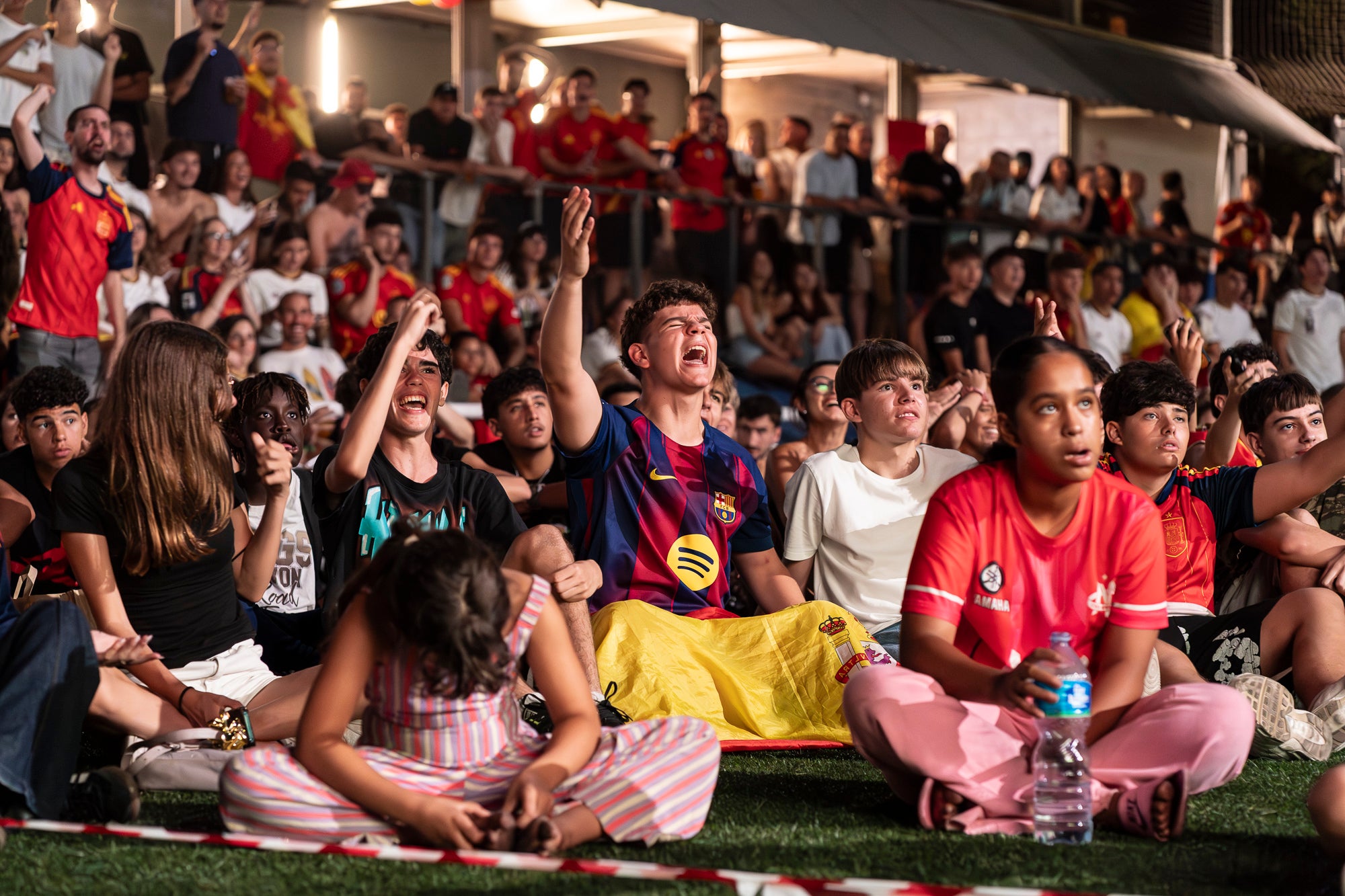 Eufòria al camp municipal de Ca N'Anglada de Terrassa per la victòria de la selecció espanyola. Desenes de persones han seguit aquest divendres a la nit en pantalla gran el partit de quarts de final del Mundial de futbol contra Bèlgica (2 a 1). Dani Olmo ha tornat a ser titular, mentre que Marc Pubill ha seguit el matx des de la banqueta. La Roja ha patit més del que s’esperava. S’ha avançat amb un gol de Fabian Ruiz (30’), però els belgues han empatat al 41. Mikel Merino ha tornat a donar el triomf amb un gol al 88 que ha desfermat l’alegria. 
