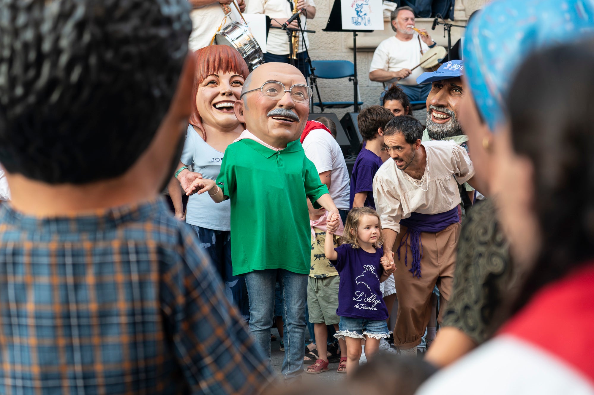 La Festa Major de Terrassa 2026 ja és aquí. Ahir, divendres dia 3 de juliol, a les 20 hores van repicar les campanes de tota la ciutat i va entrar al Raval de Montserrat el Drac de Terrassa, donant el tret de sortida de la Festa Major d'enguany. Tot seguit, es va procedir a la lectura del pregó de Festa Major a càrrec de Montse Alcaraz, presidenta de la Colla del Bitxo del Torrent Mitger. Després de la lectura del pregó, l'alcalde va fer l'obertura oficial de la Festa i algunes de les colles protocol·làries de la ciutat van fer una mostra de danses tradicionals i emblemàtiques. Posteriorment, es va donar a conèixer el Capgròs de l'Any, que enguany ha recaigut en Mercè Gómez, una de les fundadores del Casal de la Dona de Terrassa | Mireia Comas