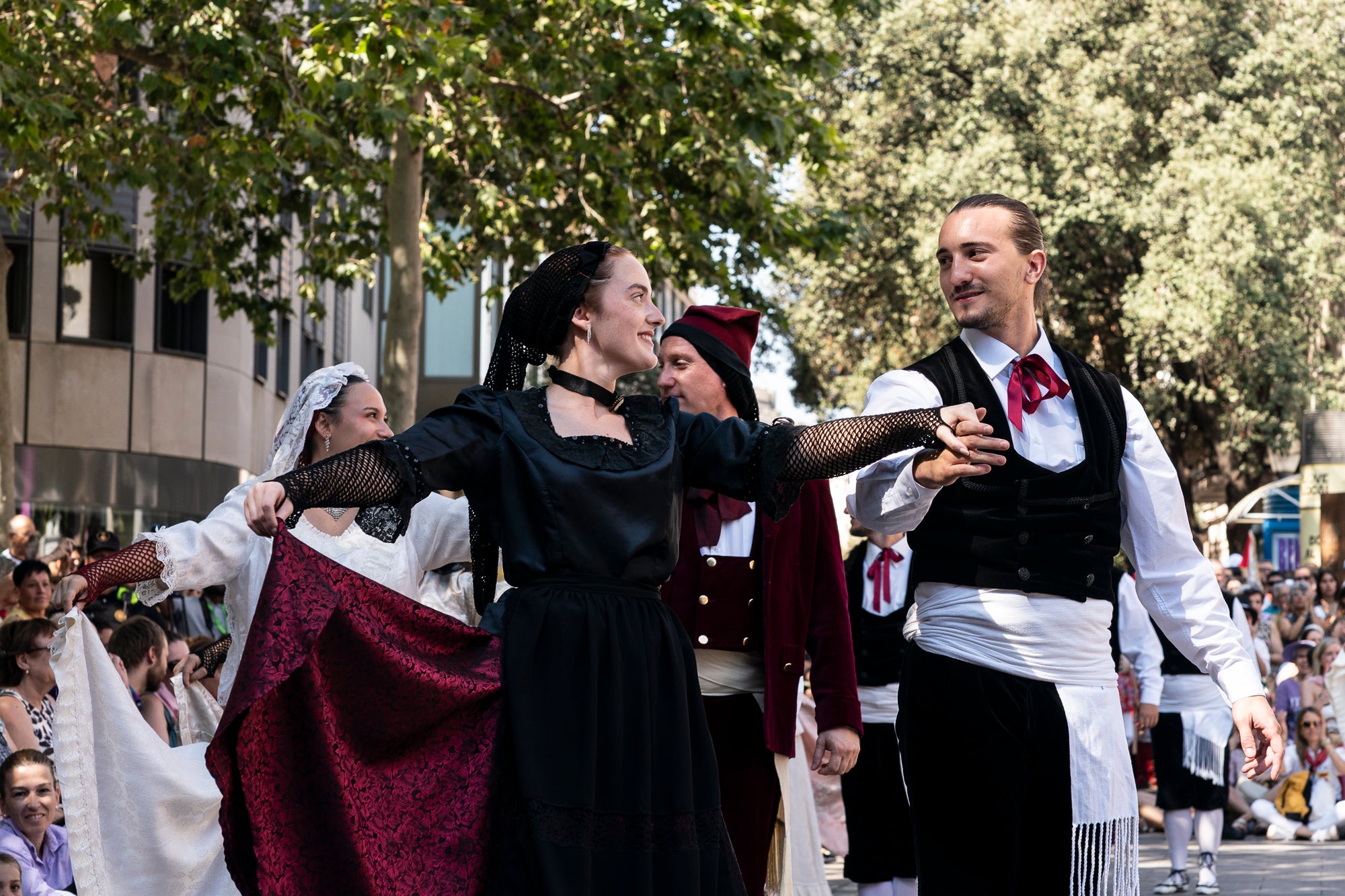 El Ball de Plaça 2026 tenia l'expectativa que ja s'ha fet amb els Protocols de la Festa Major de Terrassa actualitzats i estableix que són els grups de cultura popular els qui decideixen amb quins regidors ballen i amb quins no. El ritual ha començat aquest diumenge al matí partint el seguici de l'Ajuntament per anar cap a la missa de la catedral del Sant Esperit i sortint en acabar de l'ofici per a participar a la plaça Vella dels balls de l'Esbart Egarenc, els Nans amb els seus capgrossos, els Bastoners, el Drac, els Gegants i l'Àliga de Terrassa. Dels 27 regidors presents, tres s'han quedat sense parella però l'acte ha estat més serè que el de l'any passat | Mireia Comas