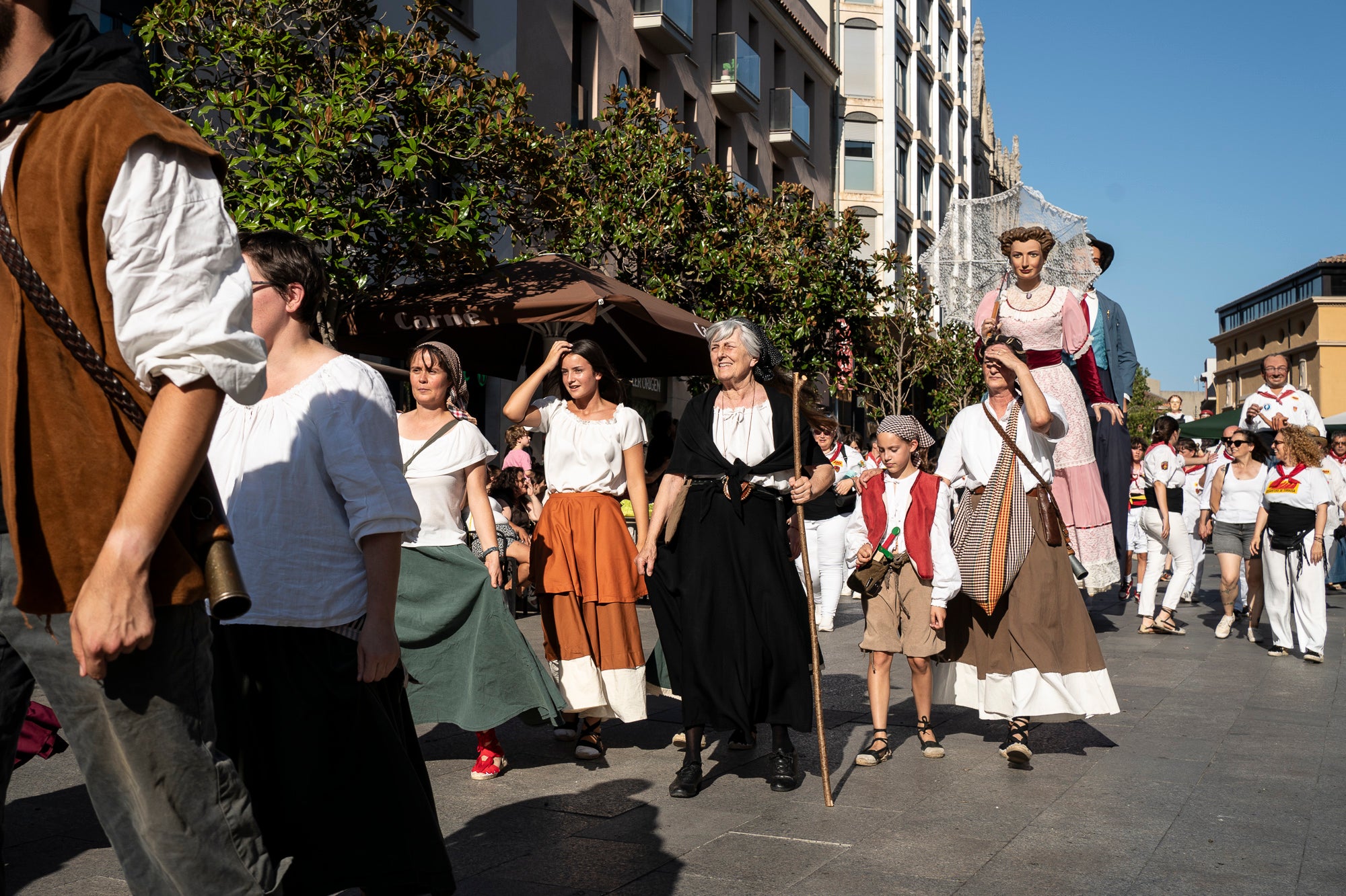 Els carrers de Terrassa han tornat a acollir la Cercavila de Festa Major, la mostra de cultura popular i tradicional catalana de la ciutat. Enguany, l'acte ha comptat amb la presència de totes les colles protocol·làries; el Drac de Terrassa, els Geganters de Terrassa, Nans i Capgrossos de Terrassa, l'Esbart Egarenc, els Bastoners de Terrassa, els Minyons de Terrassa, els Castellers de Terrassa, els Diables de Terrassa i l'Àliga de Terrassa. A més, també actuat les colles sardanistes de la ciutat, les colles geganteres, les colles de diables i les colles d'imatgeria de foc, entre d'altres entitats culturals | Mireia Comas