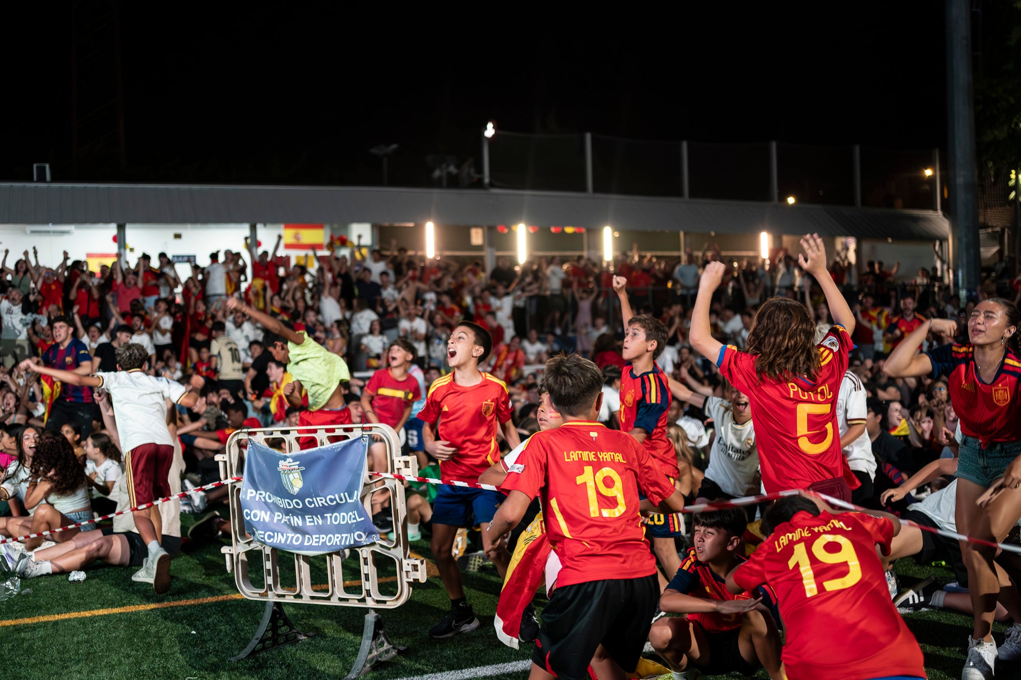 Eufòria al camp municipal de Ca N'Anglada de Terrassa per la victòria de la selecció espanyola. Desenes de persones han seguit aquest divendres a la nit en pantalla gran el partit de quarts de final del Mundial de futbol contra Bèlgica (2 a 1). Dani Olmo ha tornat a ser titular, mentre que Marc Pubill ha seguit el matx des de la banqueta. La Roja ha patit més del que s’esperava. S’ha avançat amb un gol de Fabian Ruiz (30’), però els belgues han empatat al 41. Mikel Merino ha tornat a donar el triomf amb un gol al 88 que ha desfermat l’alegria. 
