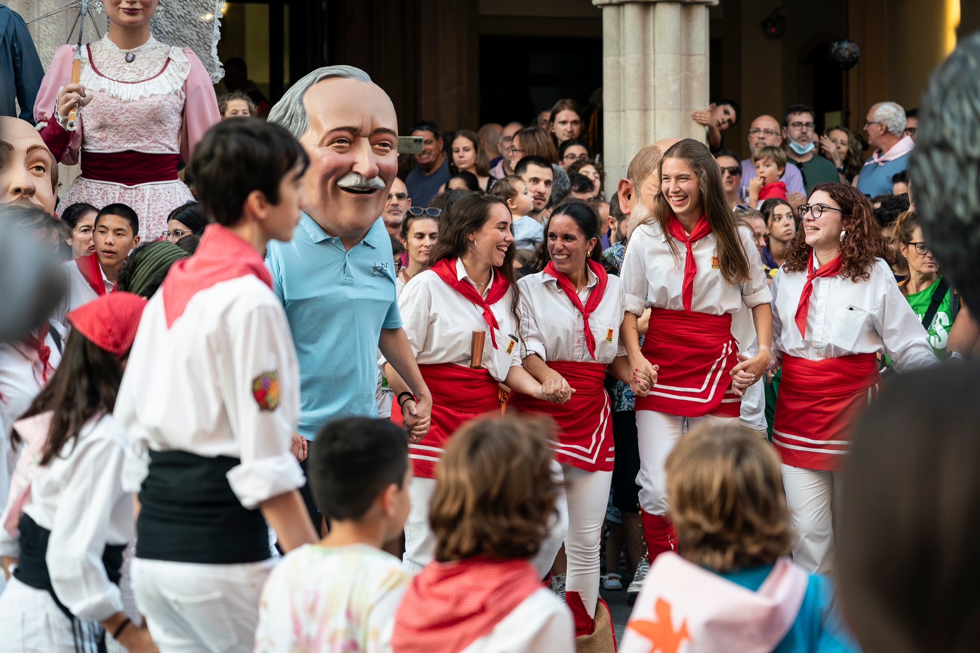 La Festa Major de Terrassa 2026 ja és aquí. Ahir, divendres dia 3 de juliol, a les 20 hores van repicar les campanes de tota la ciutat i va entrar al Raval de Montserrat el Drac de Terrassa, donant el tret de sortida de la Festa Major d'enguany. Tot seguit, es va procedir a la lectura del pregó de Festa Major a càrrec de Montse Alcaraz, presidenta de la Colla del Bitxo del Torrent Mitger. Després de la lectura del pregó, l'alcalde va fer l'obertura oficial de la Festa i algunes de les colles protocol·làries de la ciutat van fer una mostra de danses tradicionals i emblemàtiques. Posteriorment, es va donar a conèixer el Capgròs de l'Any, que enguany ha recaigut en Mercè Gómez, una de les fundadores del Casal de la Dona de Terrassa | Mireia Comas