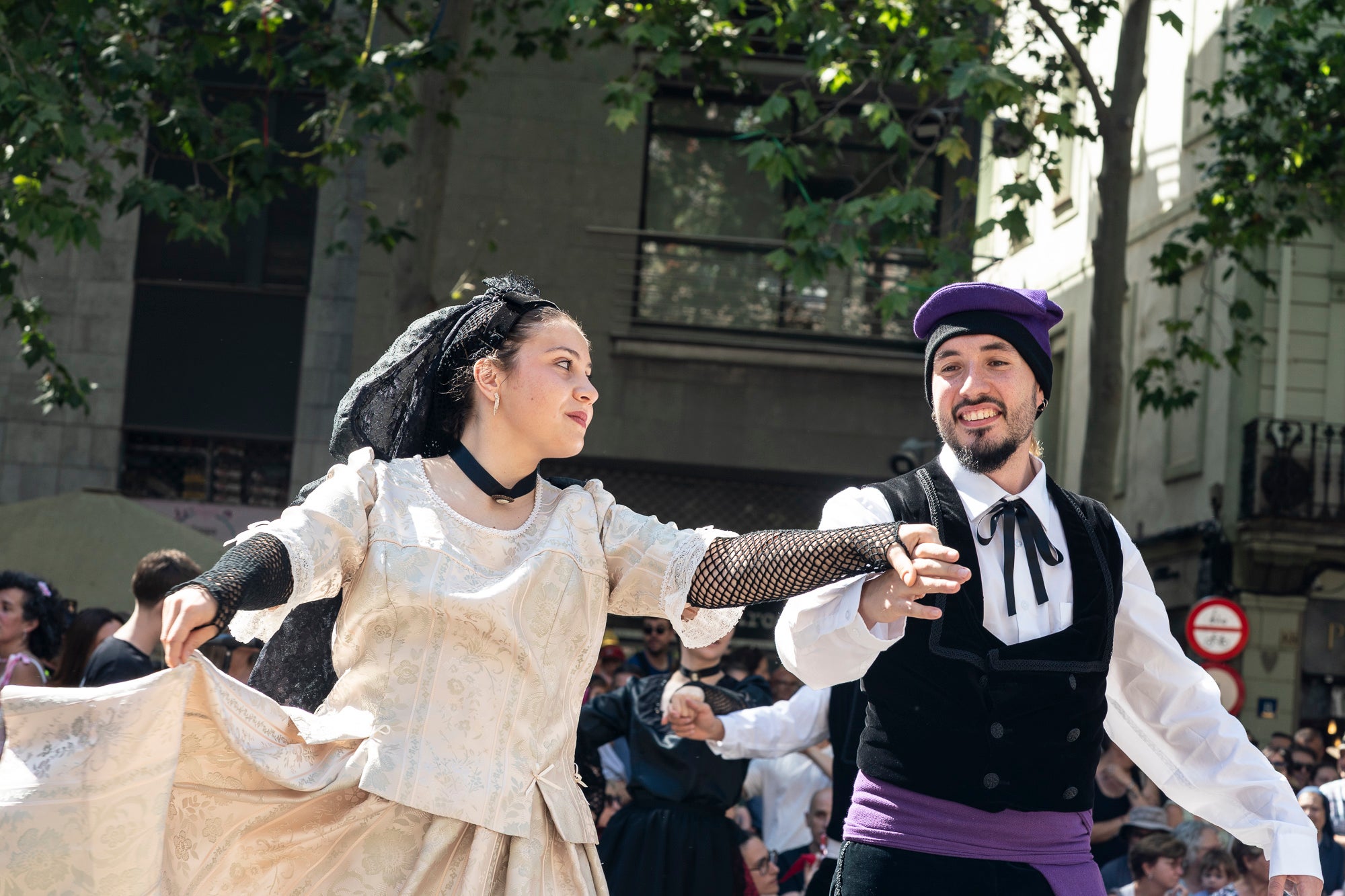 El Ball de Plaça 2026 tenia l'expectativa que ja s'ha fet amb els Protocols de la Festa Major de Terrassa actualitzats i estableix que són els grups de cultura popular els qui decideixen amb quins regidors ballen i amb quins no. El ritual ha començat aquest diumenge al matí partint el seguici de l'Ajuntament per anar cap a la missa de la catedral del Sant Esperit i sortint en acabar de l'ofici per a participar a la plaça Vella dels balls de l'Esbart Egarenc, els Nans amb els seus capgrossos, els Bastoners, el Drac, els Gegants i l'Àliga de Terrassa. Dels 27 regidors presents, tres s'han quedat sense parella però l'acte ha estat més serè que el de l'any passat | Mireia Comas