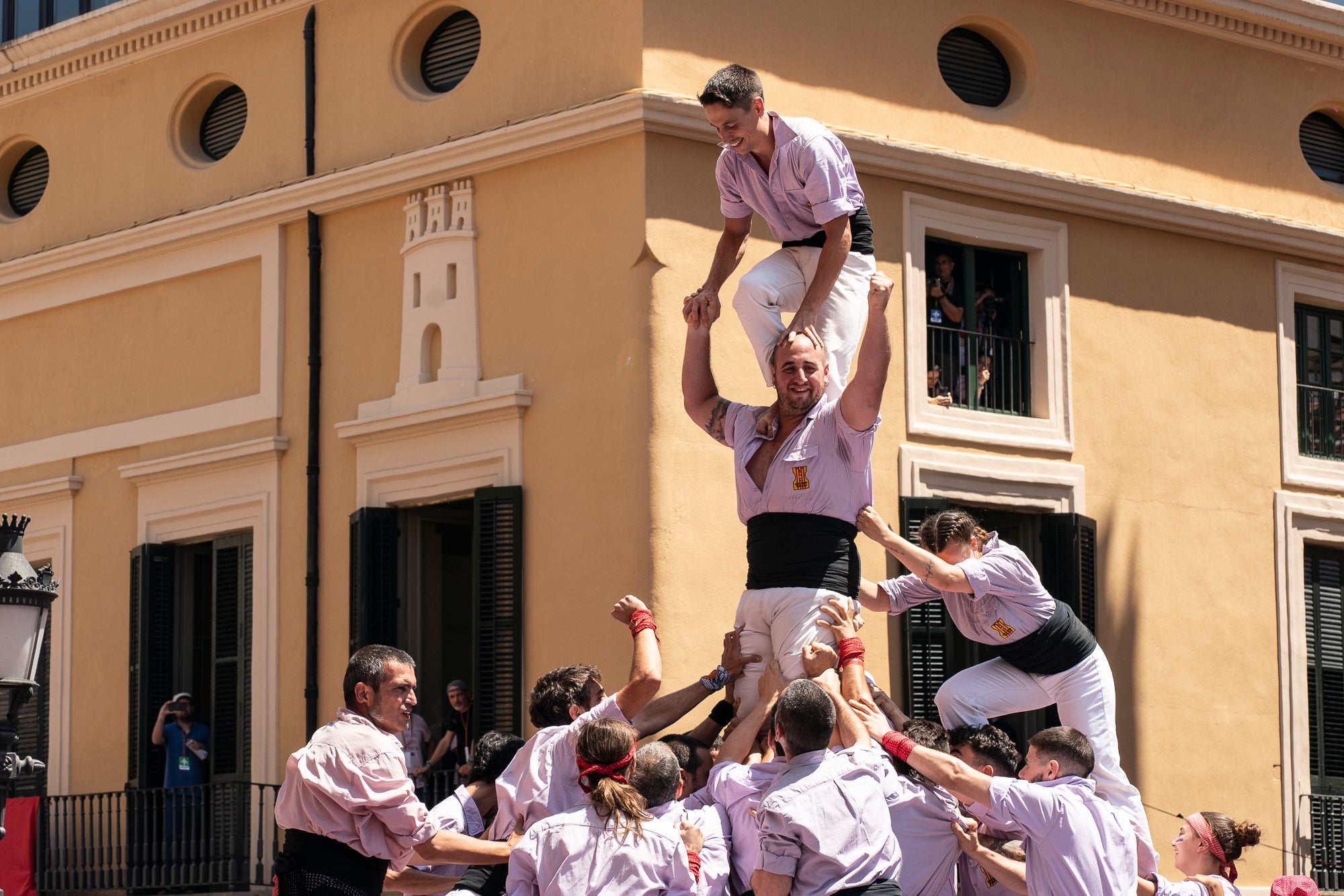 El Raval de Terrassa va acollir aquest diumenge, dia 5 de juliol, la gran actuació castellera de la Festa Major de Terrassa. Eufòria per als Minyons de Terrassa que van fer la seva millor actuació de la temporada i van estrenar fins a tres castells a plaça: el 4 de 9 amb folre, el 2 de 9 amb folre i manilles i el pilar de 7 amb folre. A més de tancar la tripleta de castells de 9 amb el 3 de 9 amb folre. Van patir més els Castellers de Terrassa que van començar molt bé amb la Torre de 7, però van patir dos intents del 4d8. Per culpa d’això, van anar sobre segur i van optar pel 7d7 i el 3d7 aixecat per sota que els van sortir rodons. Per acabar, la colla vella dels Xiquets de Valls van portar el 3d9, el 4d9f, el 4d8p i el p7f.