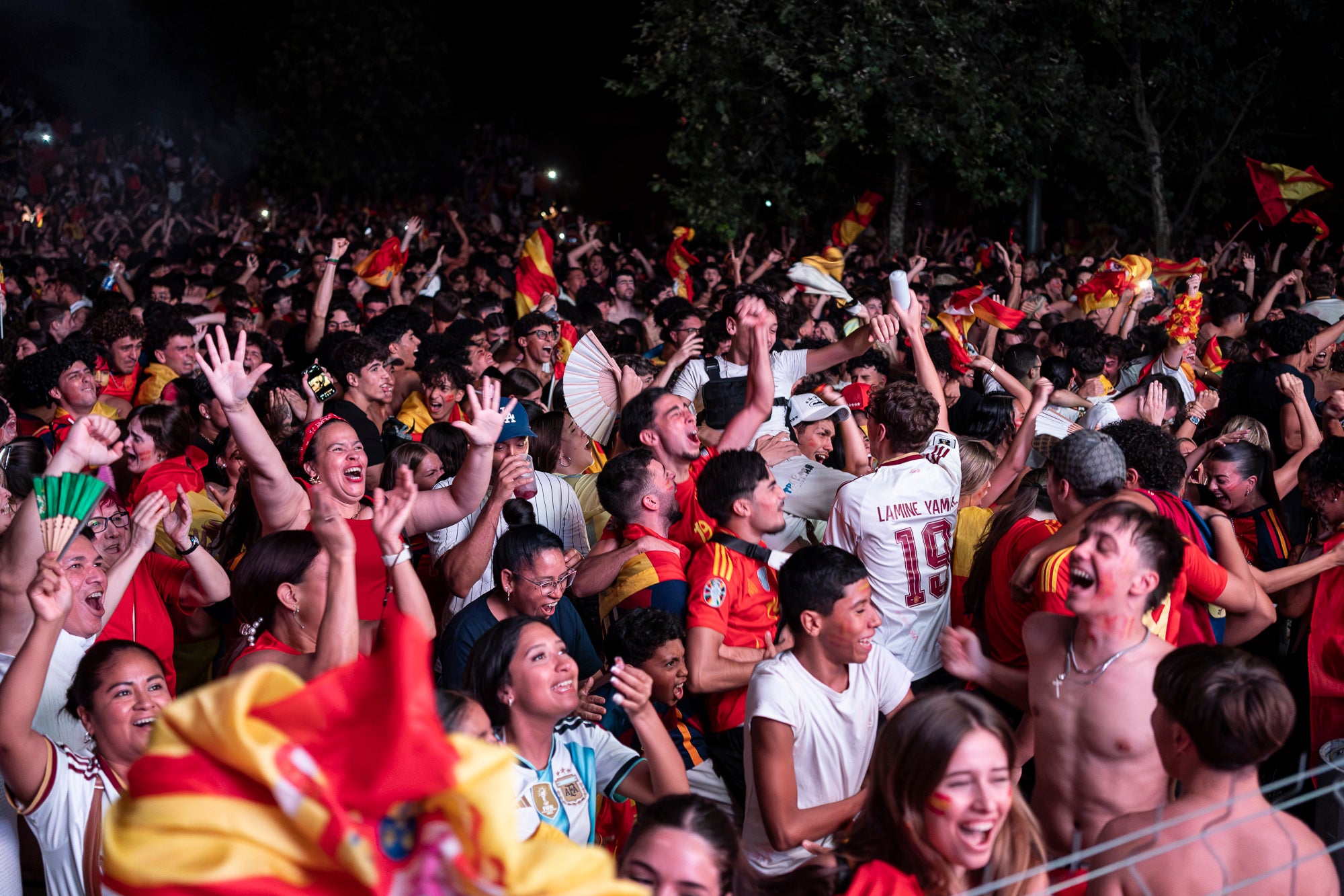 L'Espai Vela del parc de Vallparadís de Terrassa es va omplir aquest diumenge a la nit amb 8.500 aficionats per seguir en pantalla gran i animació des de l'escenari la final del Mundial de futbol a Nova York entre les seleccions d'Espanya i l'Argentina. L'emoció es va mantenir fins a la segona part de la pròrroga quan el jugador del Barça Ferran Torres va marca l'1-0 definitiu, que va donar la corona planetària a un combinat amb els terrassencs Dani Olmo i Marc Pubill. Entre els assistents també hi havia aficionats del conjunt de Messi. A causa de la calor i aquestes emocions, es van haver d'efectuar algunes evacuacions de seguidors | Mireia Comas