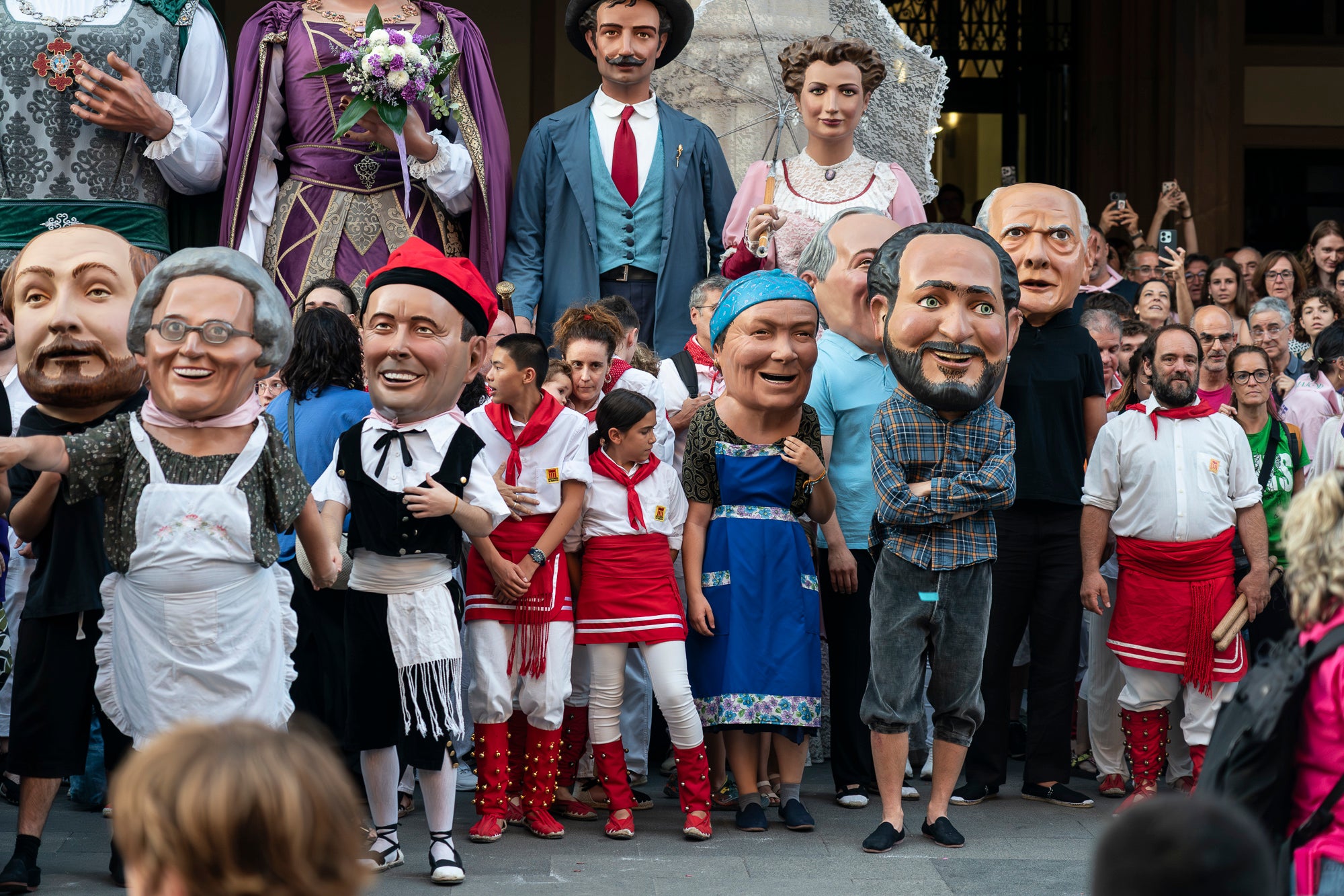 La Festa Major de Terrassa 2026 ja és aquí. Ahir, divendres dia 3 de juliol, a les 20 hores van repicar les campanes de tota la ciutat i va entrar al Raval de Montserrat el Drac de Terrassa, donant el tret de sortida de la Festa Major d'enguany. Tot seguit, es va procedir a la lectura del pregó de Festa Major a càrrec de Montse Alcaraz, presidenta de la Colla del Bitxo del Torrent Mitger. Després de la lectura del pregó, l'alcalde va fer l'obertura oficial de la Festa i algunes de les colles protocol·làries de la ciutat van fer una mostra de danses tradicionals i emblemàtiques. Posteriorment, es va donar a conèixer el Capgròs de l'Any, que enguany ha recaigut en Mercè Gómez, una de les fundadores del Casal de la Dona de Terrassa | Mireia Comas