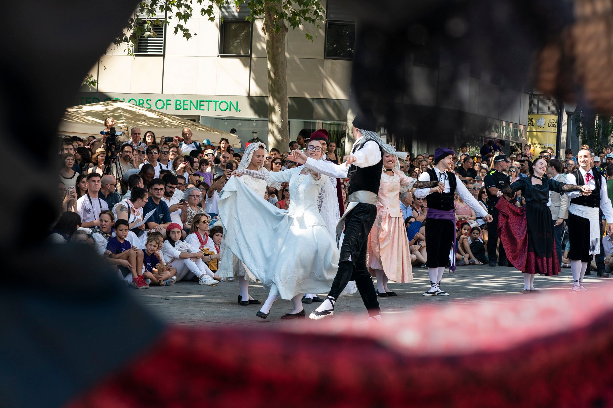 El Ball de Plaça 2026 tenia l'expectativa que ja s'ha fet amb els Protocols de la Festa Major de Terrassa actualitzats i estableix que són els grups de cultura popular els qui decideixen amb quins regidors ballen i amb quins no. El ritual ha començat aquest diumenge al matí partint el seguici de l'Ajuntament per anar cap a la missa de la catedral del Sant Esperit i sortint en acabar de l'ofici per a participar a la plaça Vella dels balls de l'Esbart Egarenc, els Nans amb els seus capgrossos, els Bastoners, el Drac, els Gegants i l'Àliga de Terrassa. Dels 27 regidors presents, tres s'han quedat sense parella però l'acte ha estat més serè que el de l'any passat | Mireia Comas