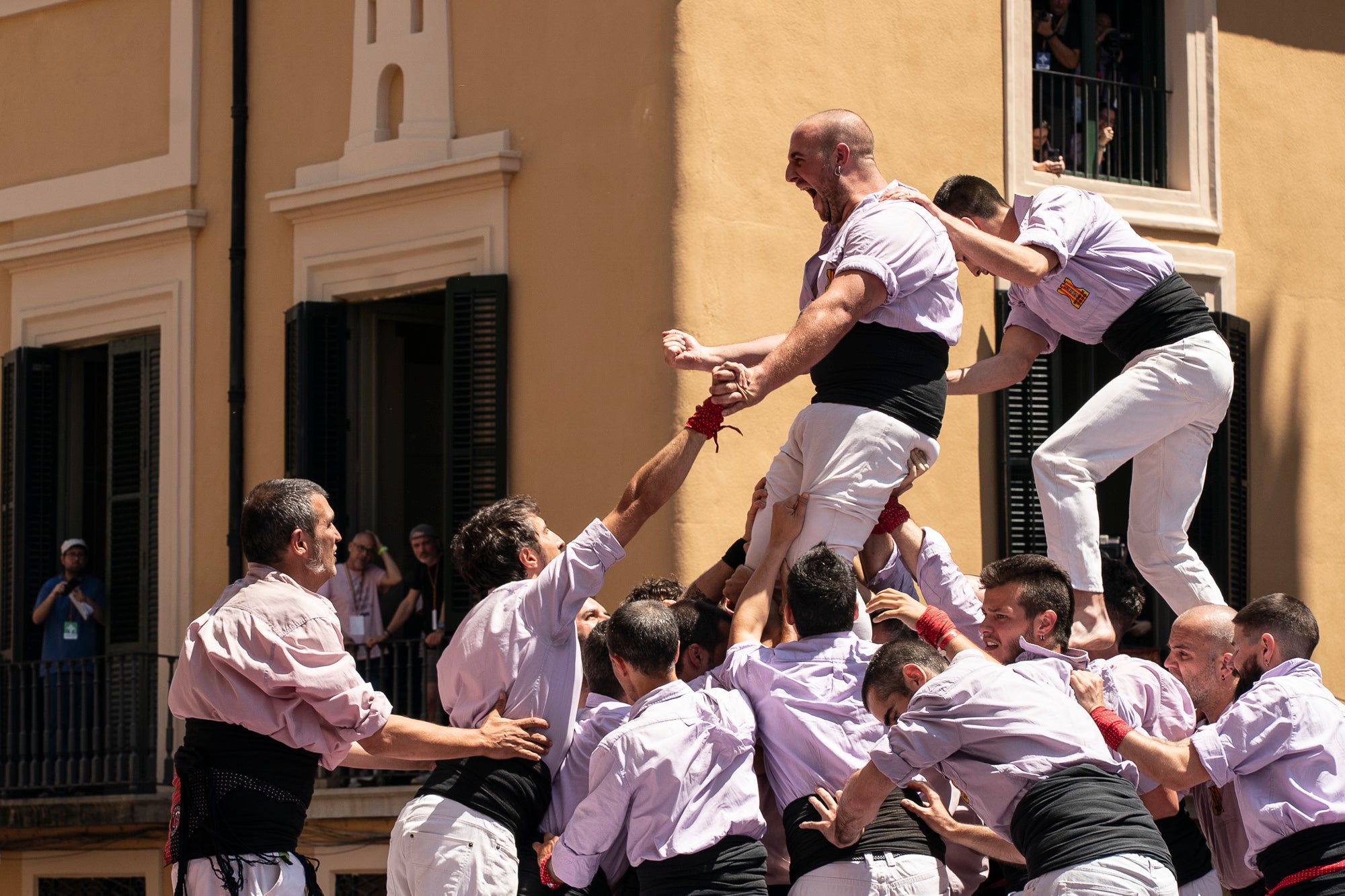 El Raval de Terrassa va acollir aquest diumenge, dia 5 de juliol, la gran actuació castellera de la Festa Major de Terrassa. Eufòria per als Minyons de Terrassa que van fer la seva millor actuació de la temporada i van estrenar fins a tres castells a plaça: el 4 de 9 amb folre, el 2 de 9 amb folre i manilles i el pilar de 7 amb folre. A més de tancar la tripleta de castells de 9 amb el 3 de 9 amb folre. Van patir més els Castellers de Terrassa que van començar molt bé amb la Torre de 7, però van patir dos intents del 4d8. Per culpa d’això, van anar sobre segur i van optar pel 7d7 i el 3d7 aixecat per sota que els van sortir rodons. Per acabar, la colla vella dels Xiquets de Valls van portar el 3d9, el 4d9f, el 4d8p i el p7f.