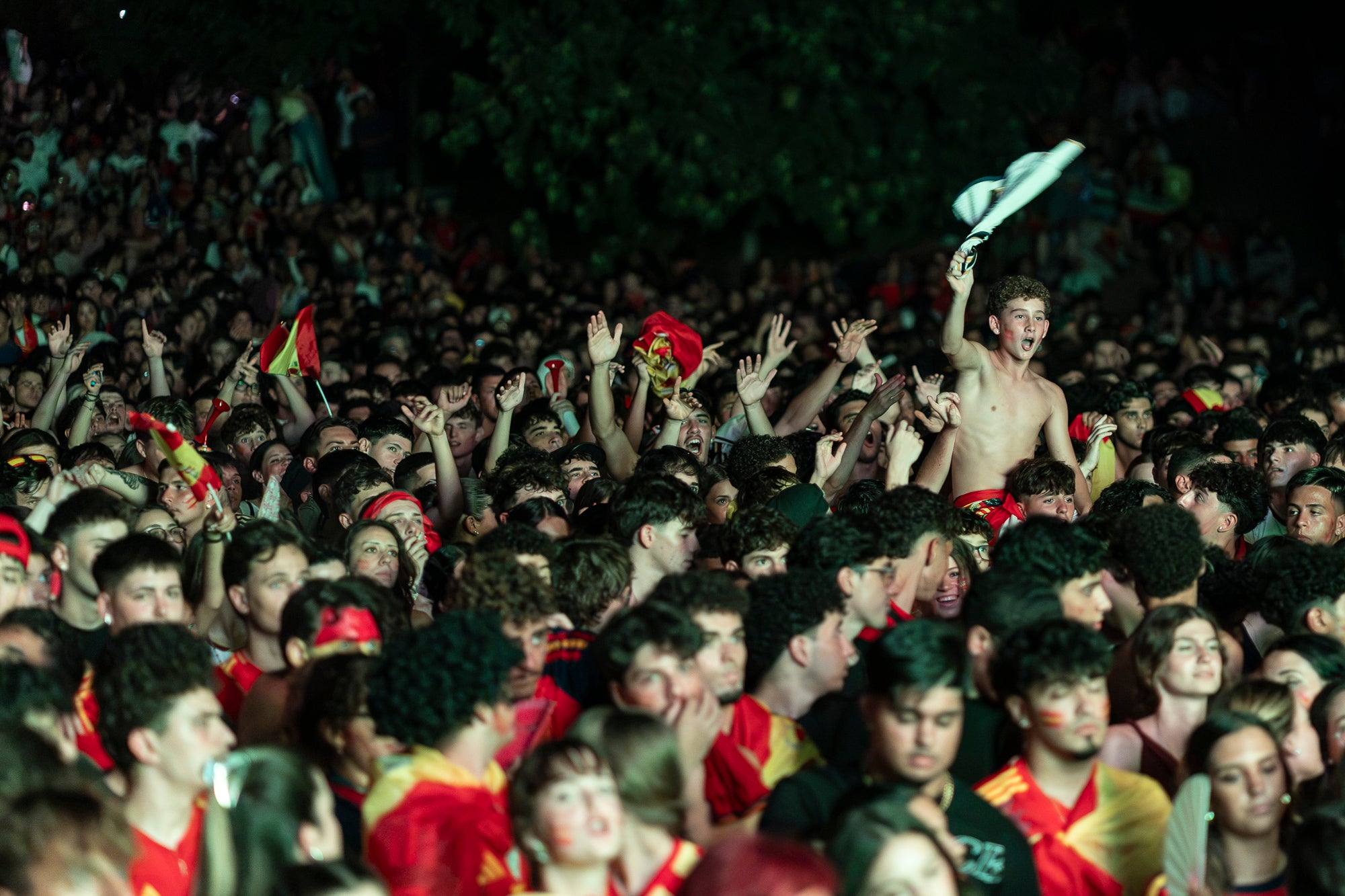 L'Espai Vela del parc de Vallparadís de Terrassa es va omplir aquest diumenge a la nit amb 8.500 aficionats per seguir en pantalla gran i animació des de l'escenari la final del Mundial de futbol a Nova York entre les seleccions d'Espanya i l'Argentina. L'emoció es va mantenir fins a la segona part de la pròrroga quan el jugador del Barça Ferran Torres va marca l'1-0 definitiu, que va donar la corona planetària a un combinat amb els terrassencs Dani Olmo i Marc Pubill. Entre els assistents també hi havia aficionats del conjunt de Messi. A causa de la calor i aquestes emocions, es van haver d'efectuar algunes evacuacions de seguidors | Mireia Comas