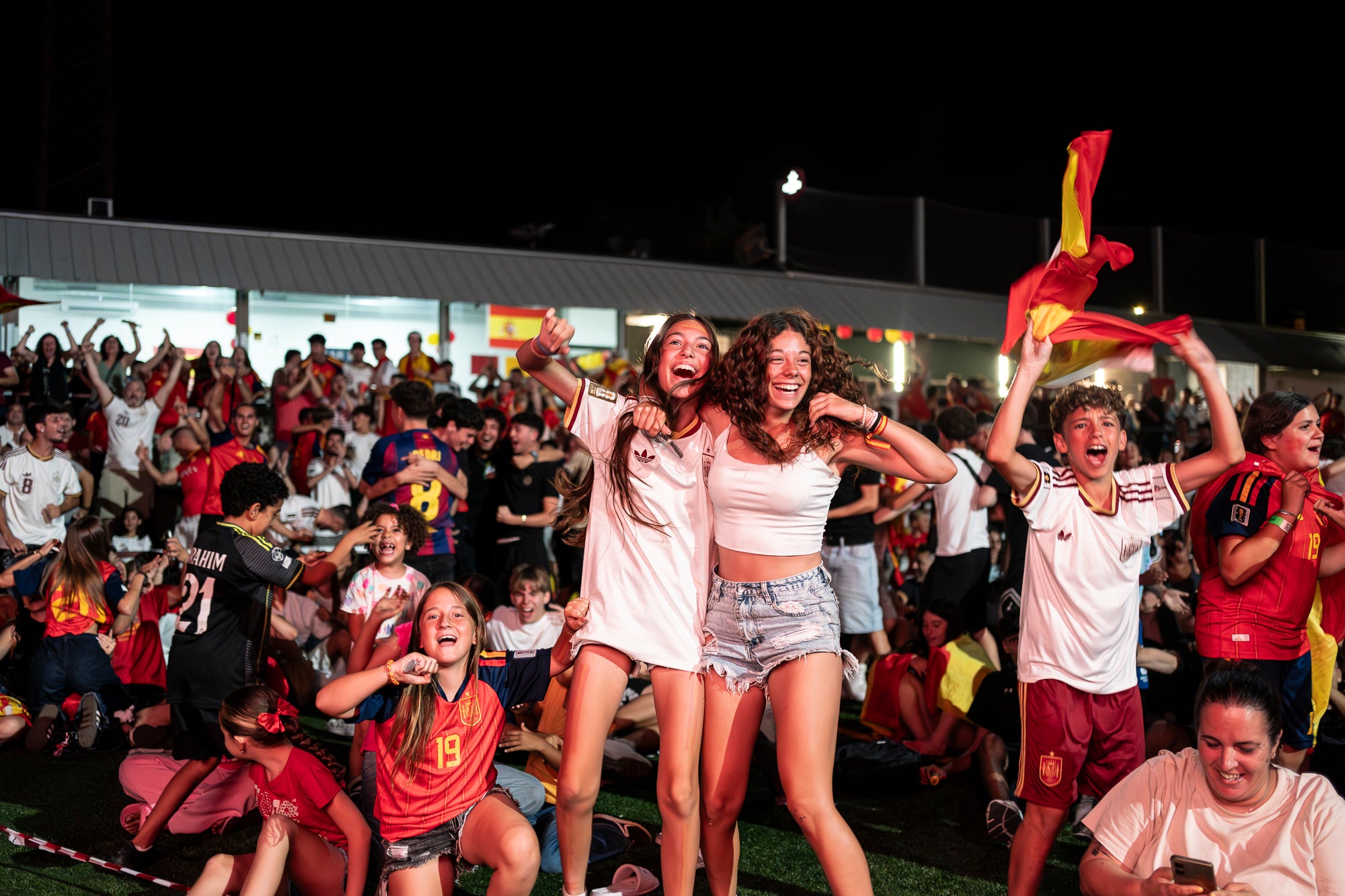 Eufòria al camp municipal de Ca N'Anglada de Terrassa per la victòria de la selecció espanyola. Desenes de persones han seguit aquest divendres a la nit en pantalla gran el partit de quarts de final del Mundial de futbol contra Bèlgica (2 a 1). Dani Olmo ha tornat a ser titular, mentre que Marc Pubill ha seguit el matx des de la banqueta. La Roja ha patit més del que s’esperava. S’ha avançat amb un gol de Fabian Ruiz (30’), però els belgues han empatat al 41. Mikel Merino ha tornat a donar el triomf amb un gol al 88 que ha desfermat l’alegria. 